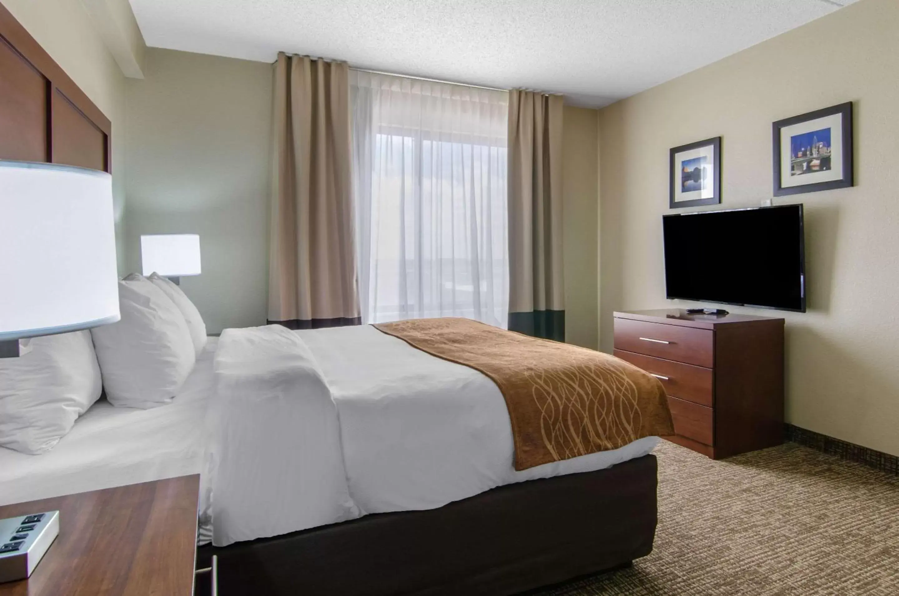 Photo of the whole room, Bed in Comfort Inn & Suites