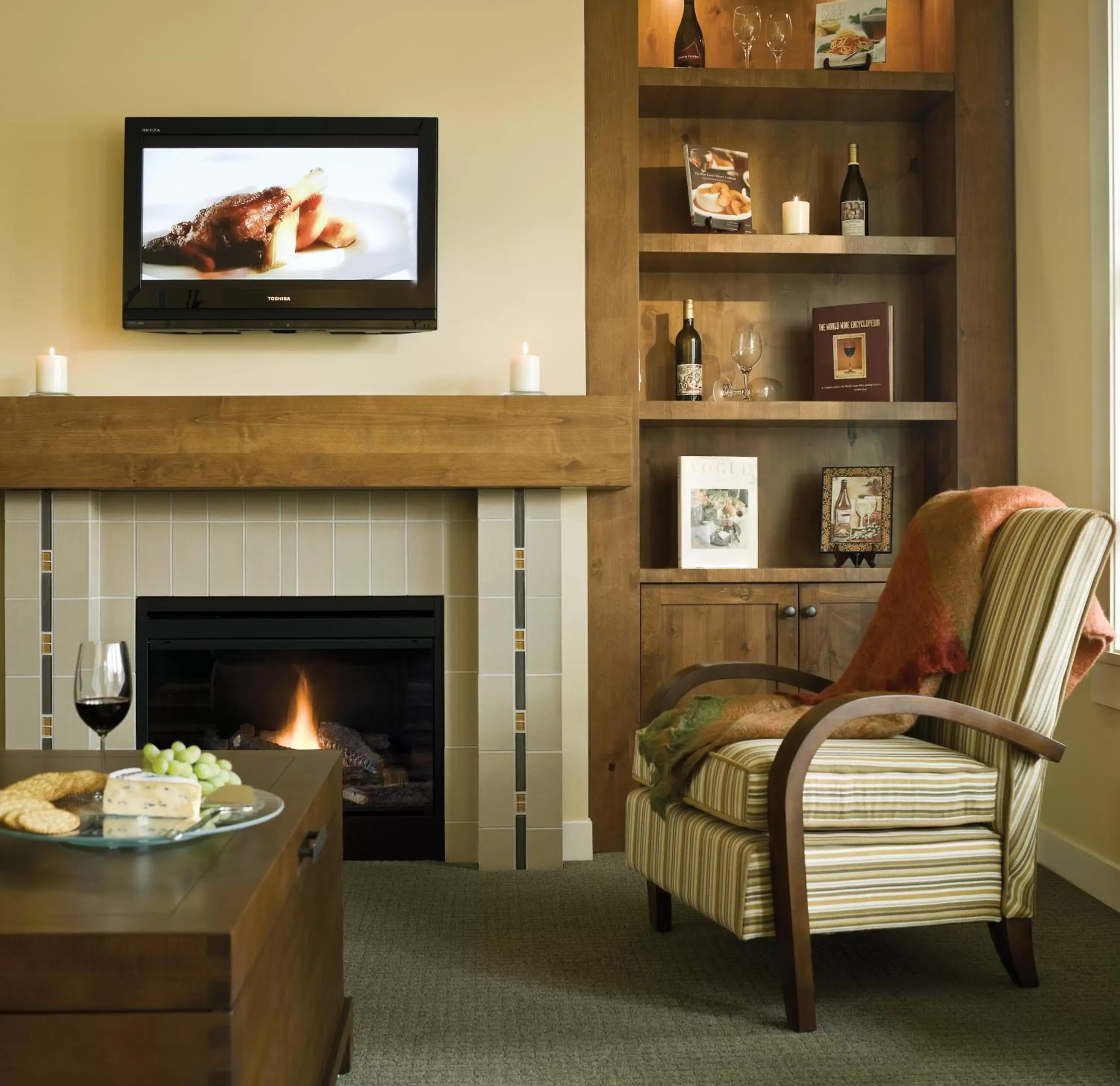 Living room, TV/Entertainment Center in Walnut Beach Resort