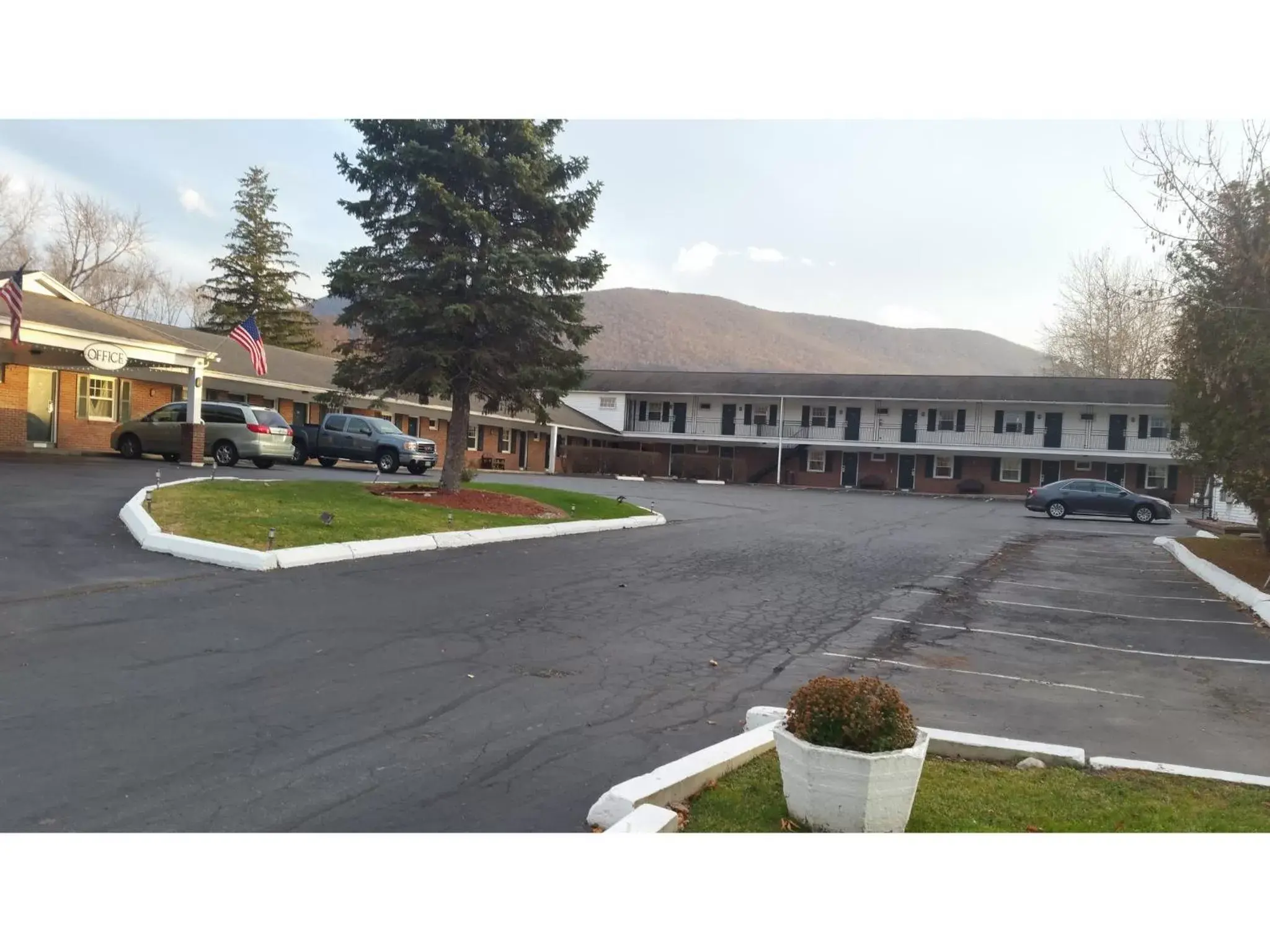 Property building in Howard Johnson by Wyndham Williamstown Property building in Howard Johnson by Wyndham Williamstown