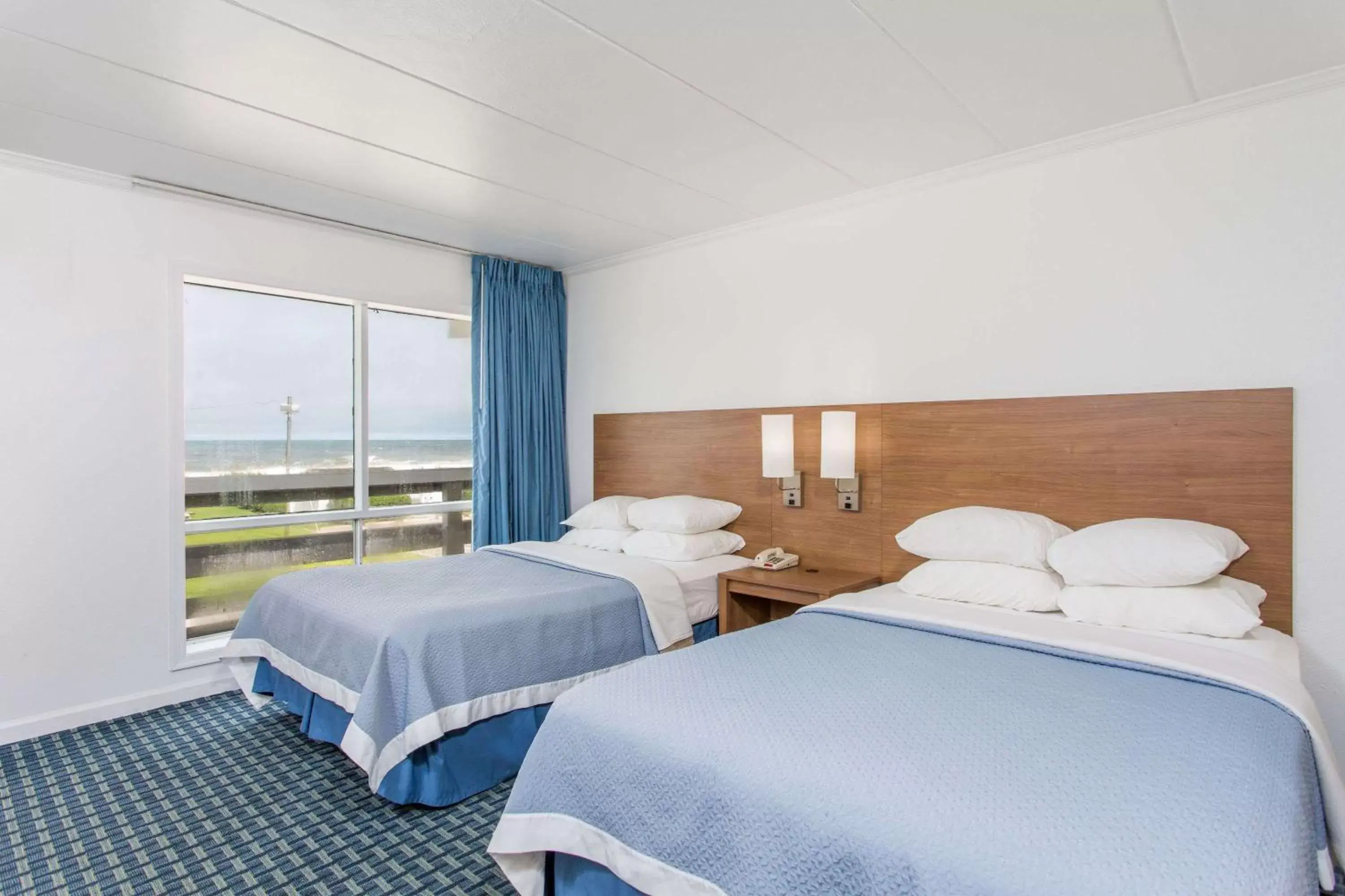 Double Room with Two Double Beds and Ocean View - Non-Smoking in Mariner Inn And Suites