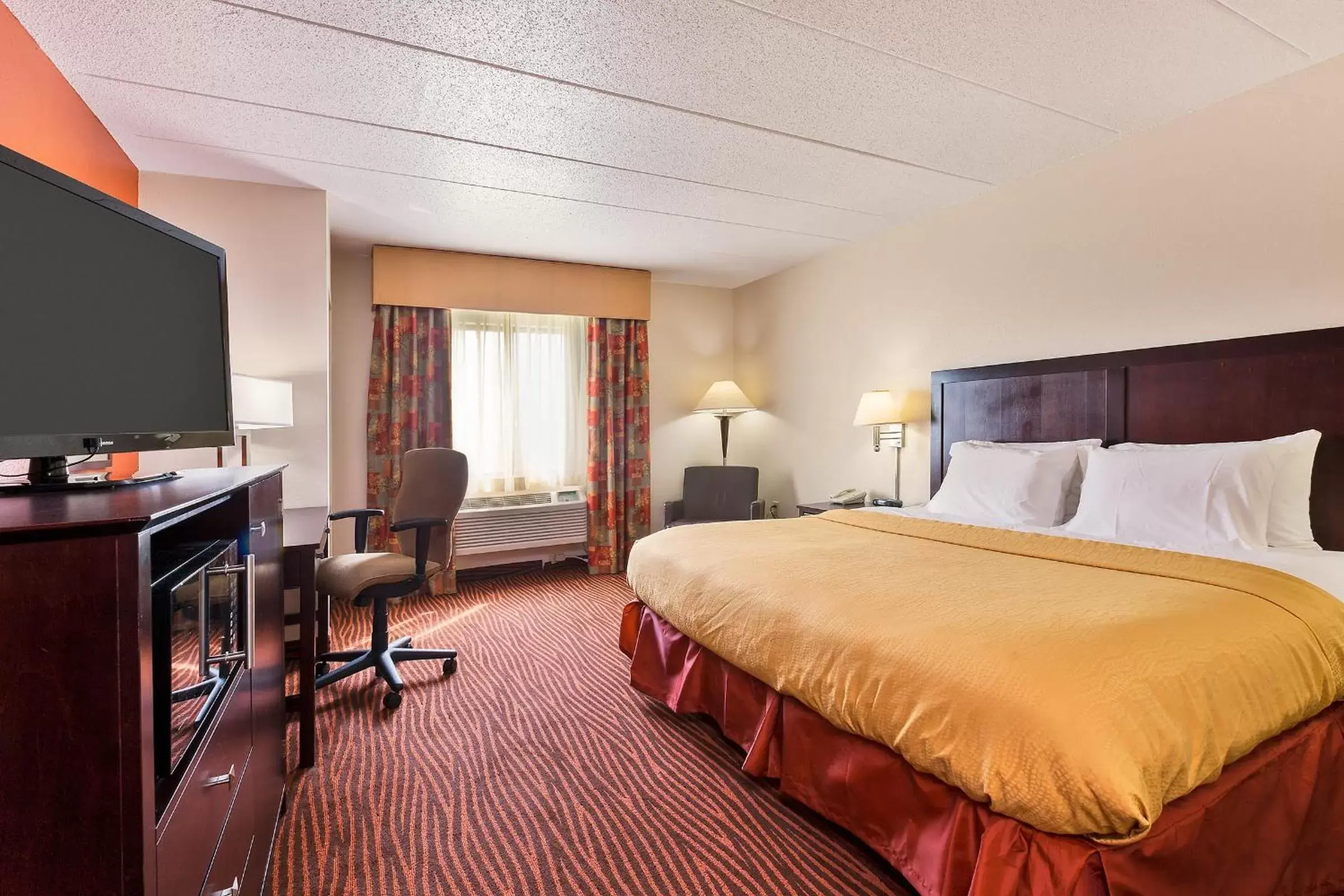 Bed, TV/Entertainment Center in AmericInn by Wyndham Muscatine