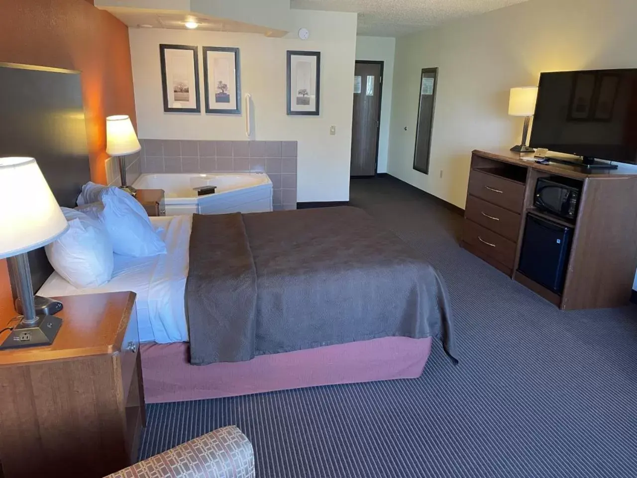 1 Queen Bed, Studio Suite, Non-Smoking  in AmericInn by Wyndham Minocqua