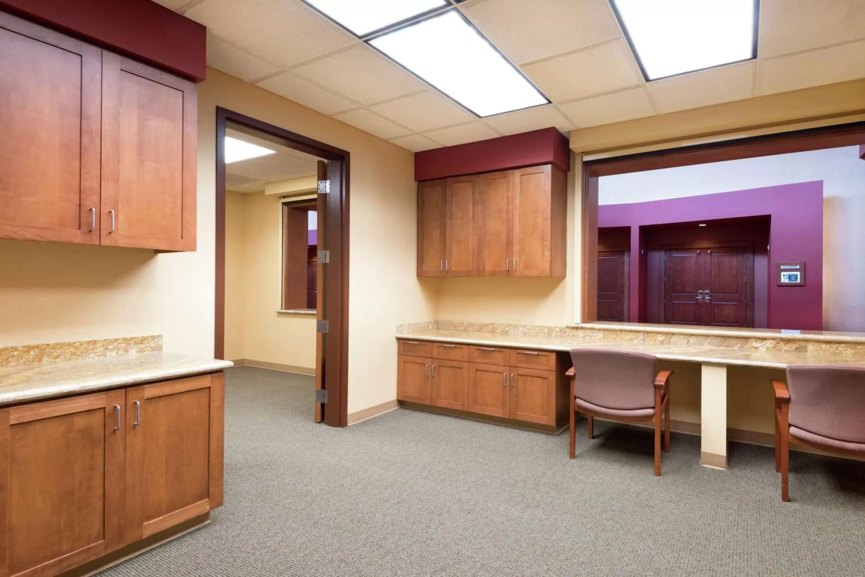 Lobby or reception, Kitchen/Kitchenette in Embassy Suites Loveland Hotel, Spa & Conference Center