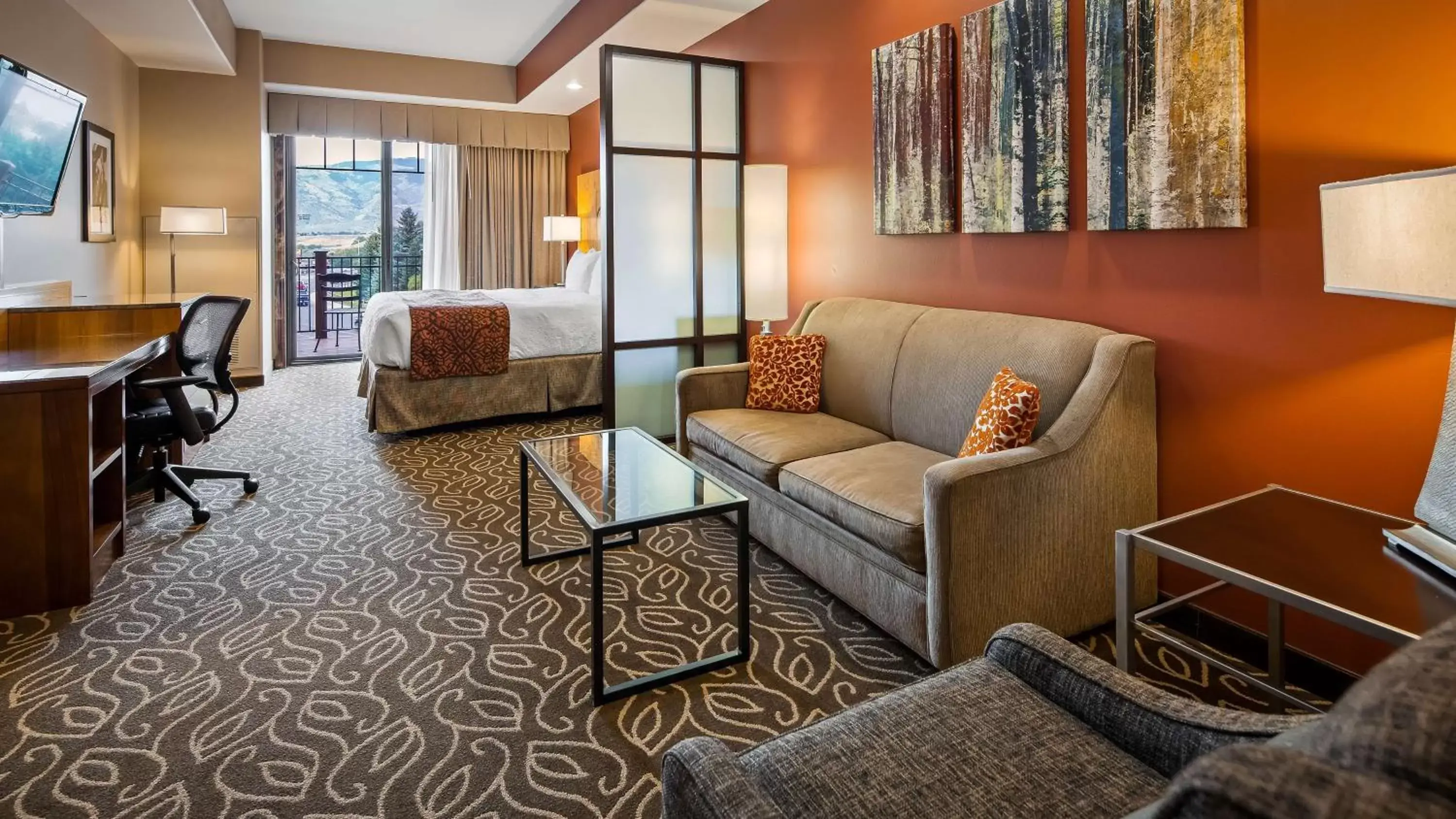 Photo of the whole room, Seating Area in Best Western Premier Ivy Inn & Suites