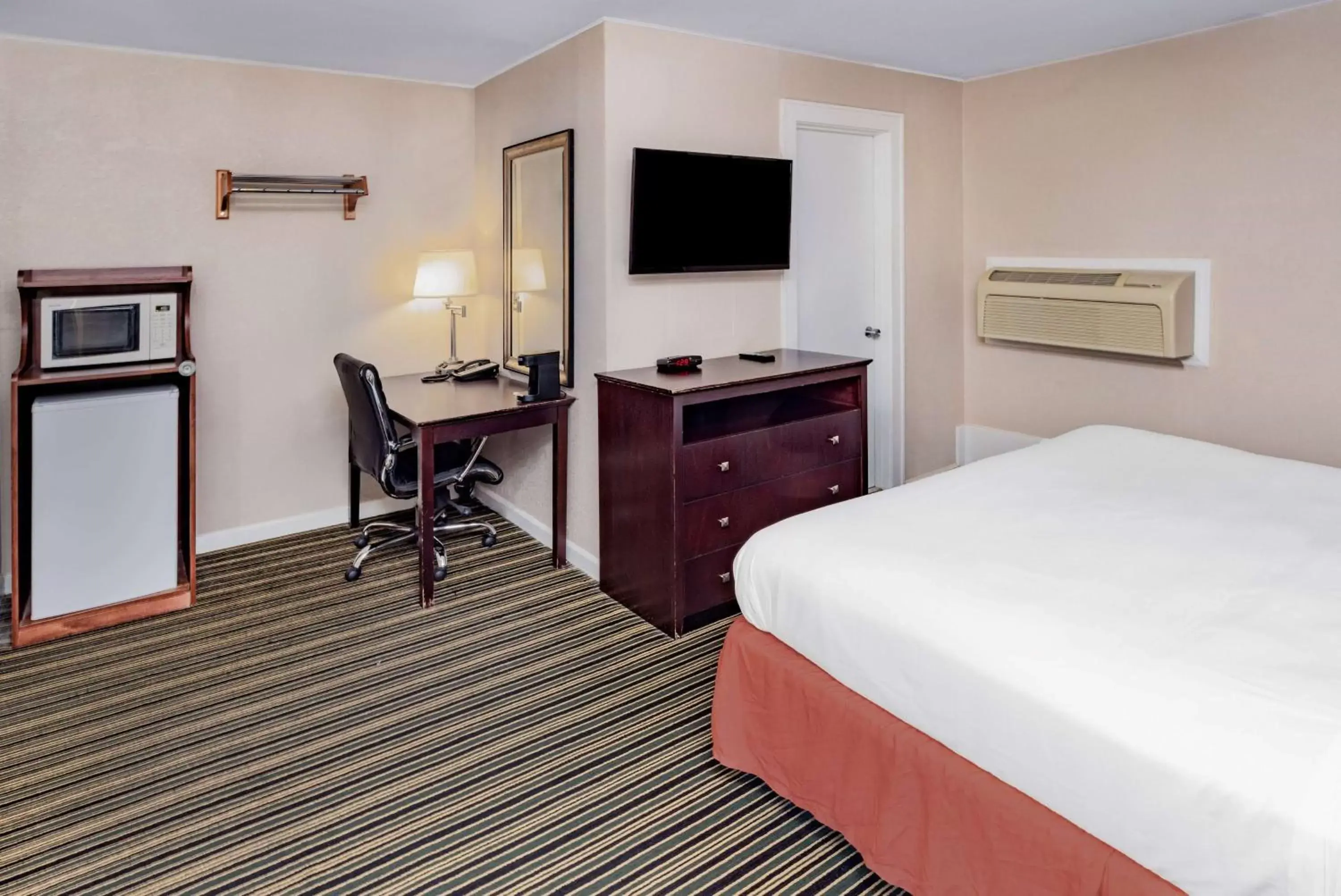Photo of the whole room, Bed in Travelodge by Wyndham Great Barrington Berkshires Photo of the whole room, Bed in Travelodge by Wyndham Great Barrington Berkshires