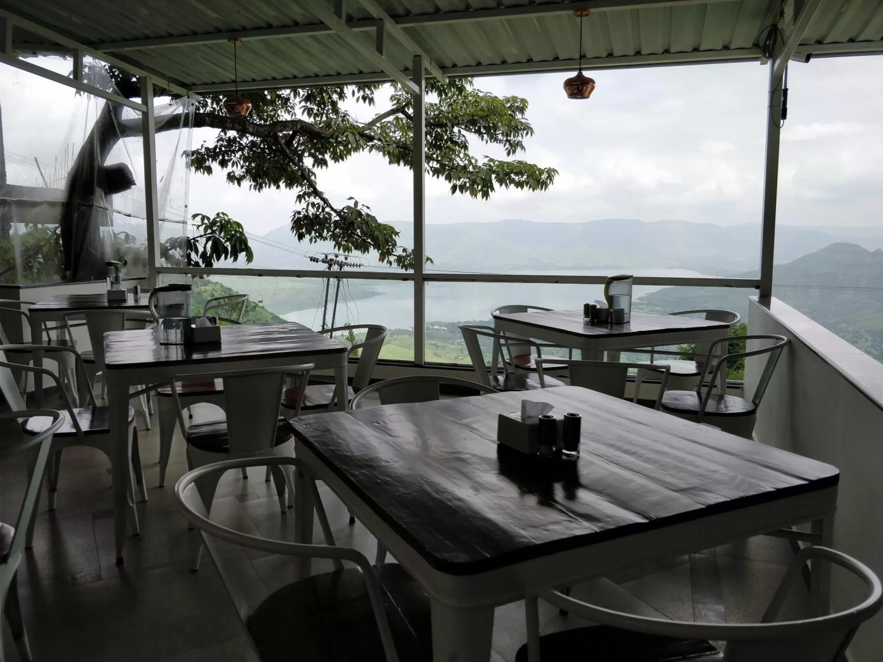 Restaurant/places to eat in Miraya Hotel