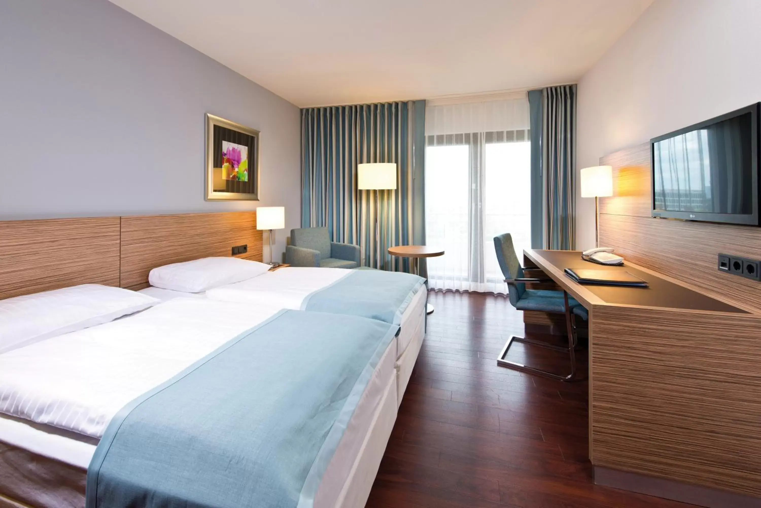 Photo of the whole room, Bed in Maritim Hotel Darmstadt