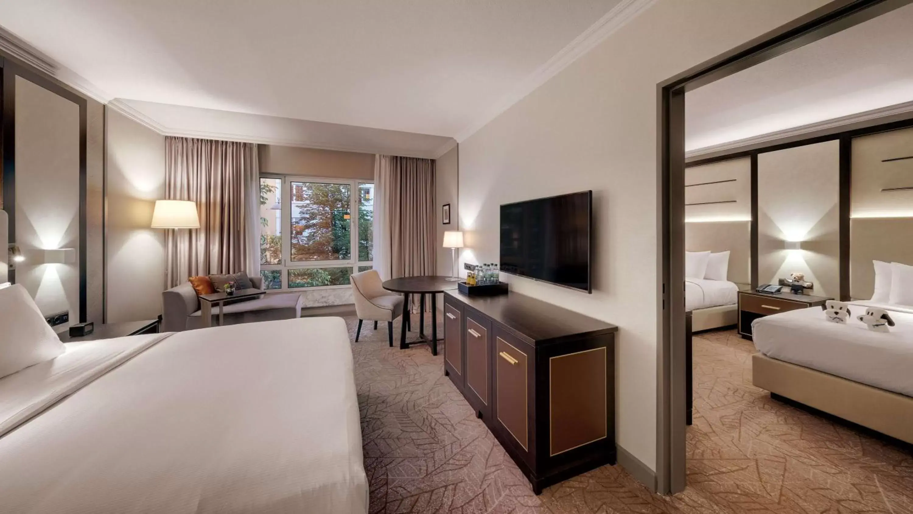 Bed, TV/Entertainment Center in Hilton Munich City