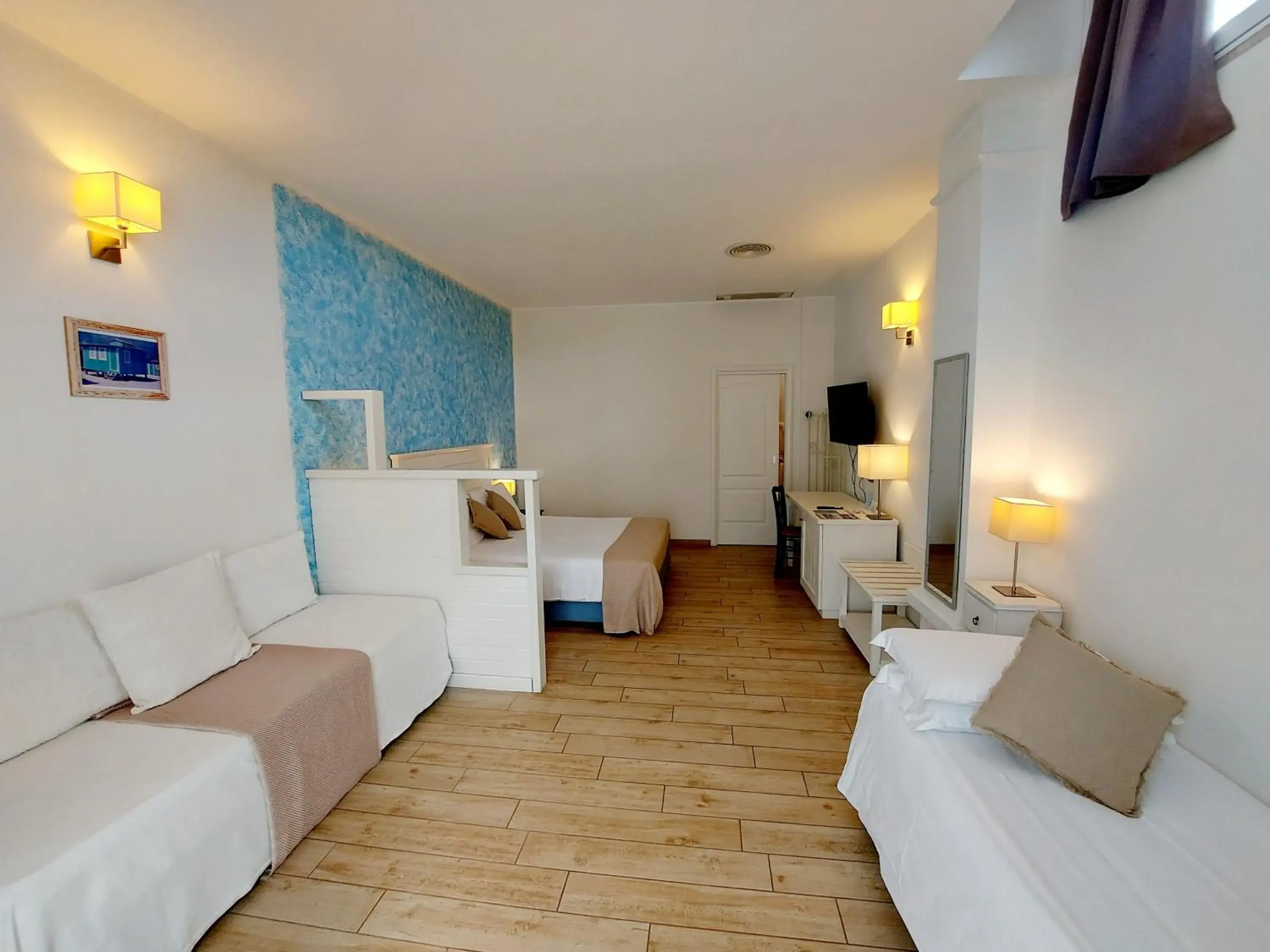 Bed, Seating Area in Hotel La Villa Del Mare