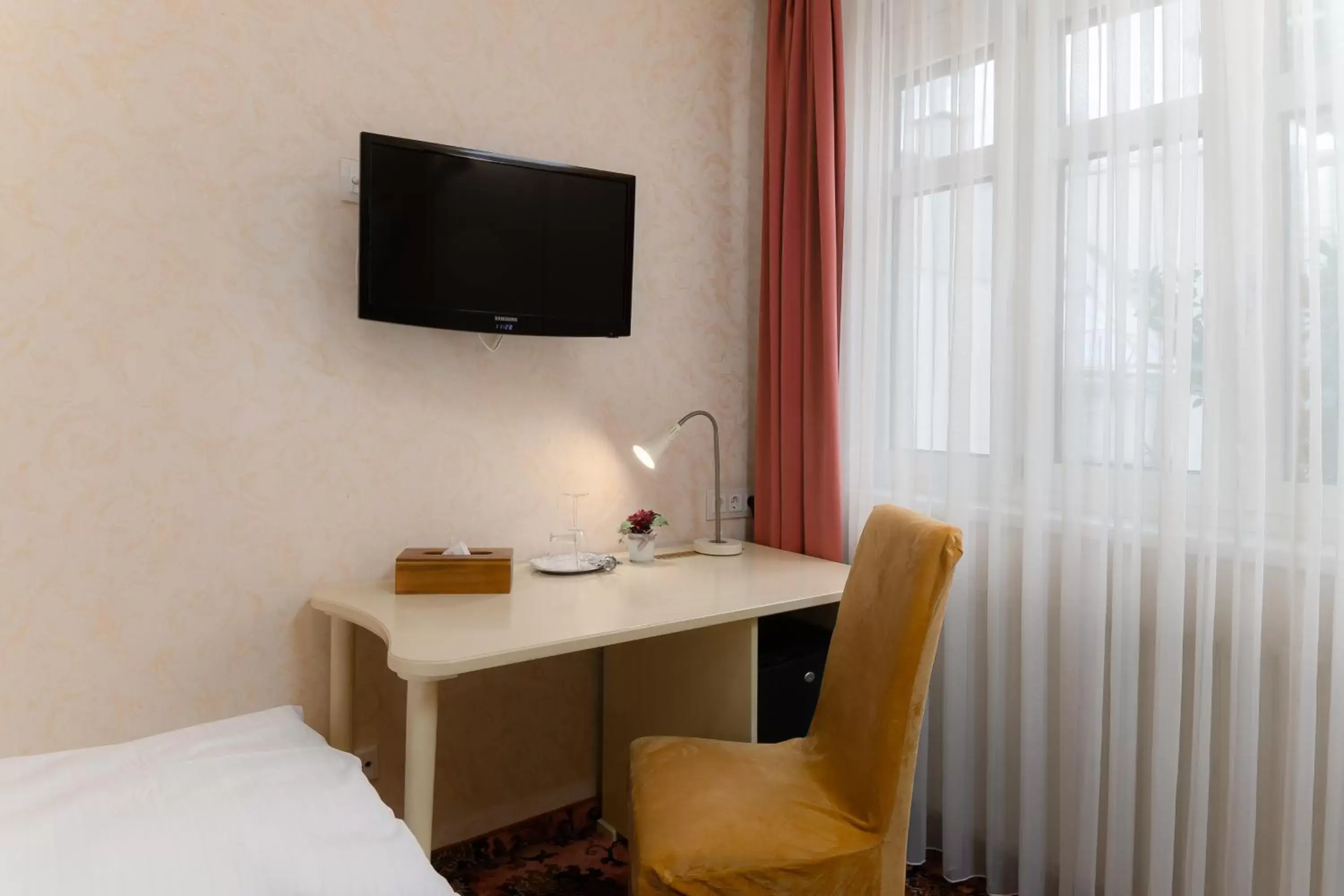 Photo of the whole room, TV/Entertainment Center in Aviano Boutiquehotel