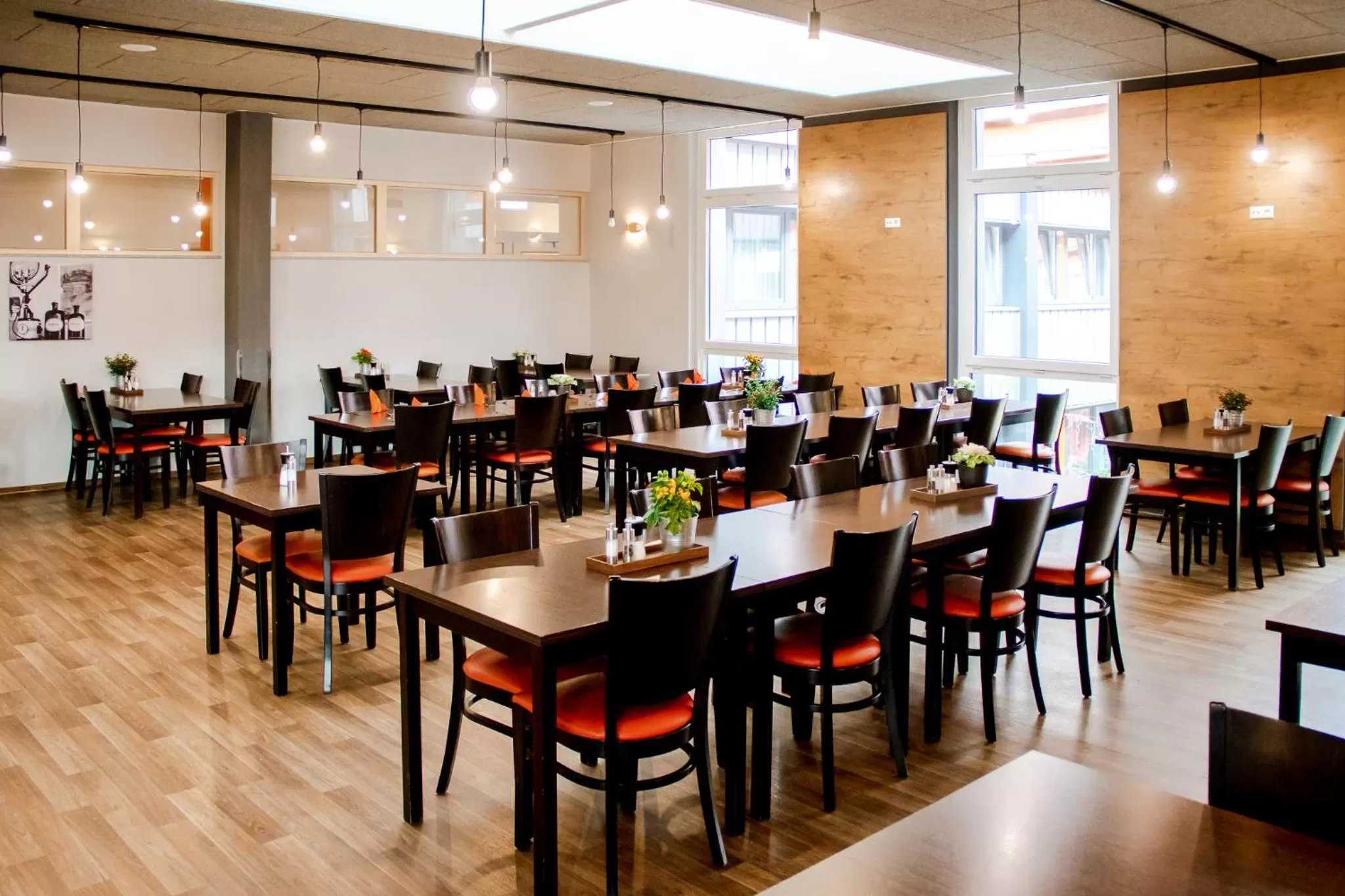 Restaurant/places to eat in Orange Hotel und Apartments