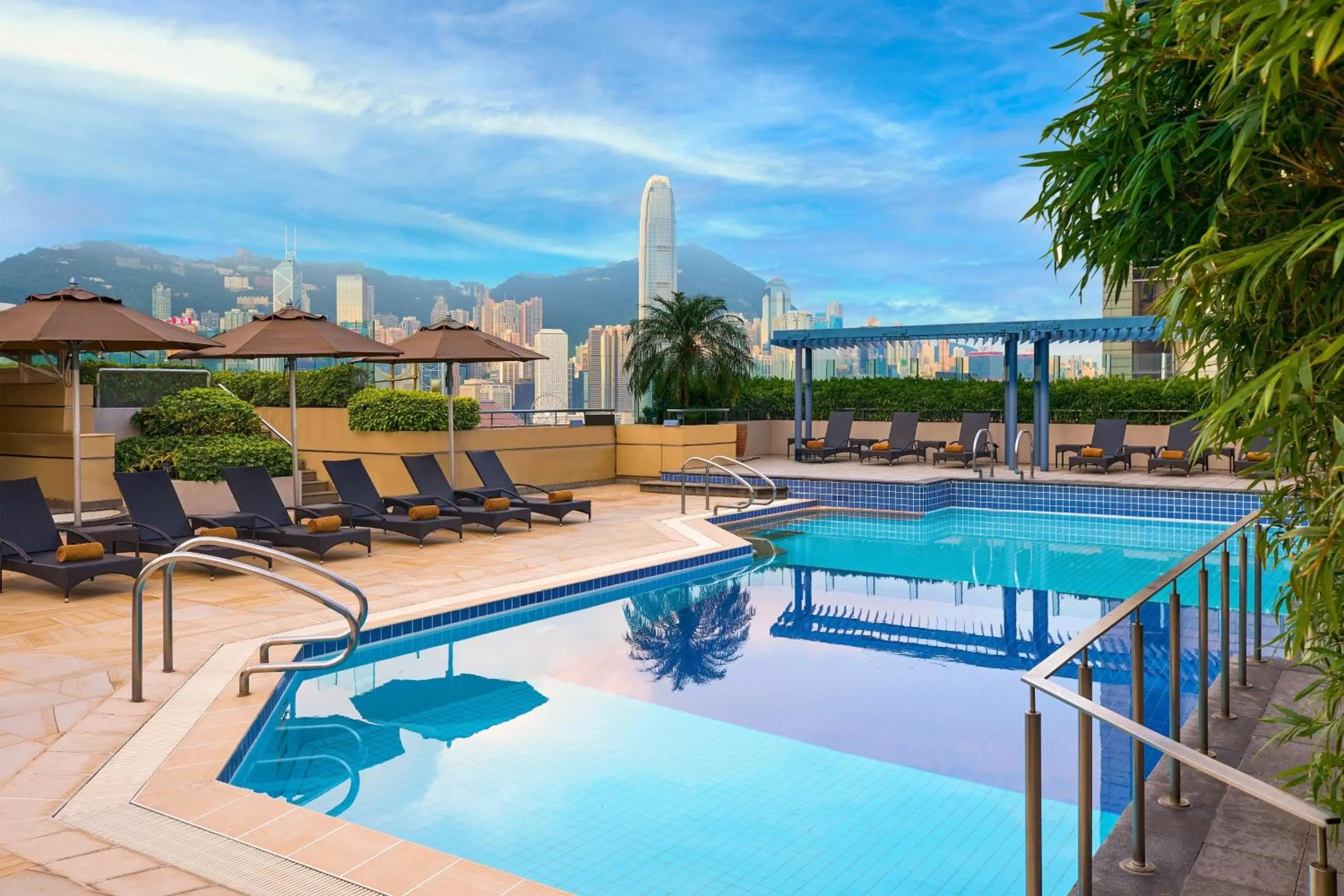 Swimming pool in Sheraton Hong Kong Hotel & Towers