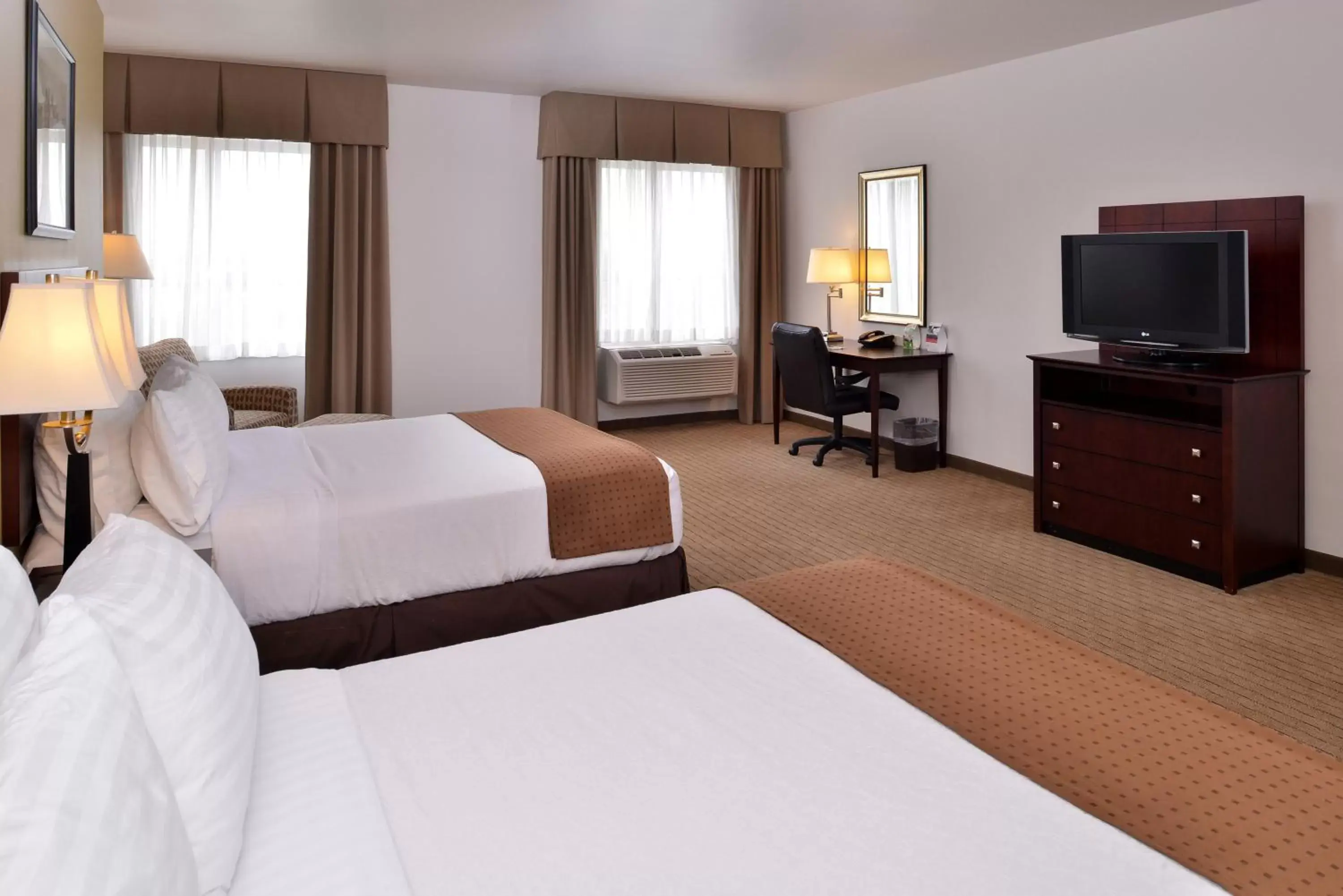 Photo of the whole room, Bed in Holiday Inn Madison at The American Center, an IHG Hotel