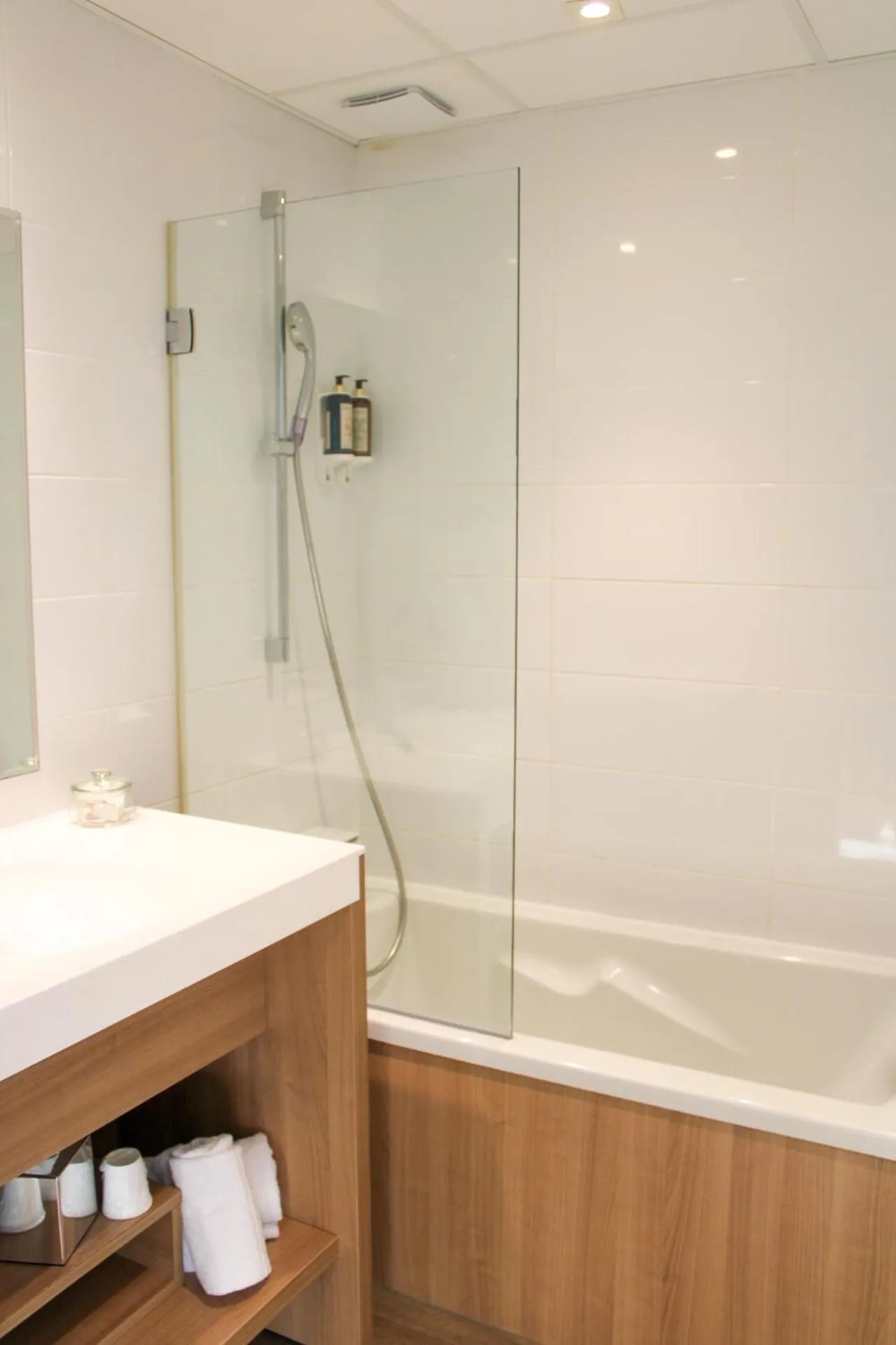 Bathroom in The Originals Boutique, Hôtel Neptune, Montpellier Sud