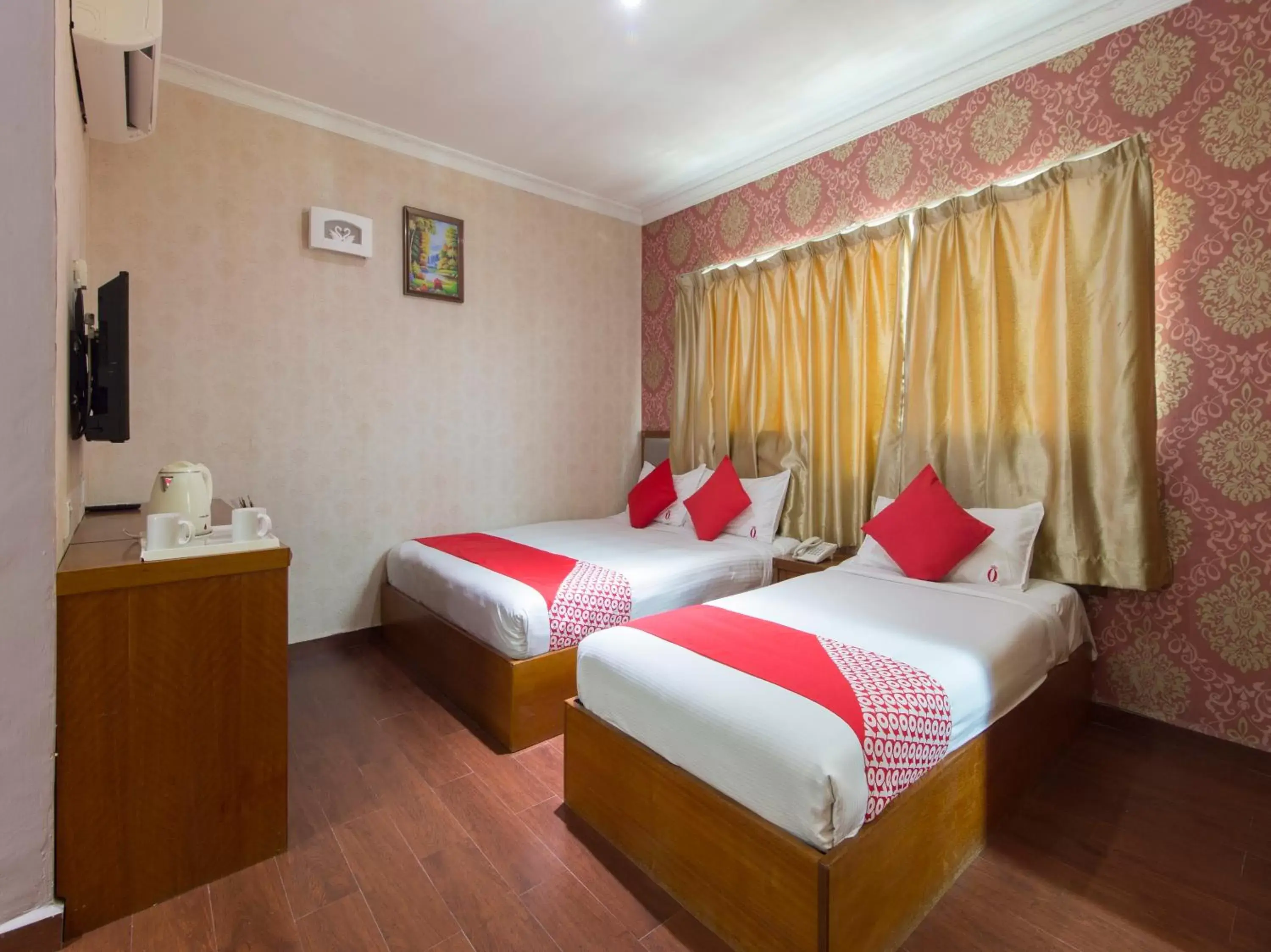 Bedroom, Bed in Super OYO 998 Queen City Hotel