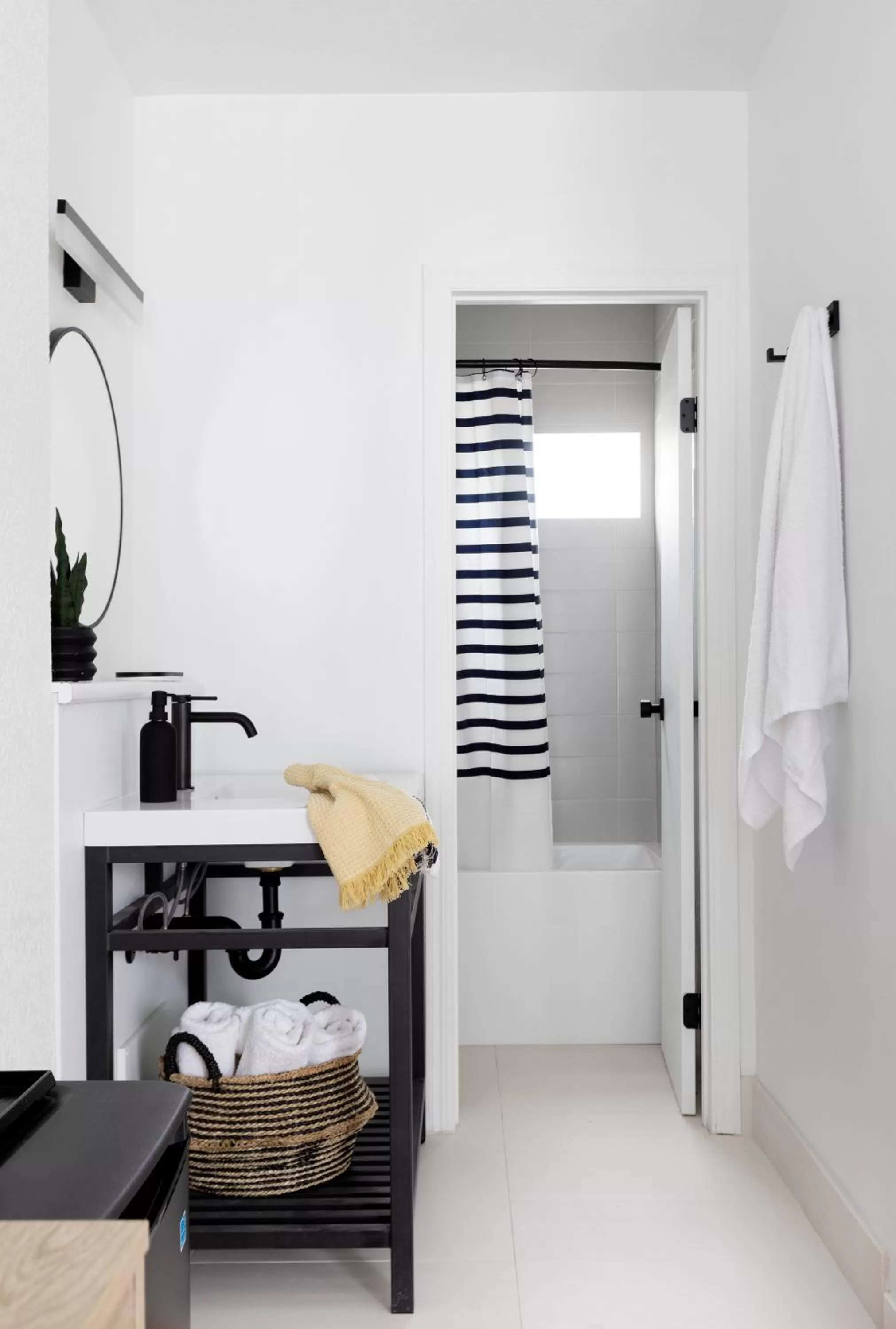 Bathroom, Bed in Kettle Valley Beach Resort