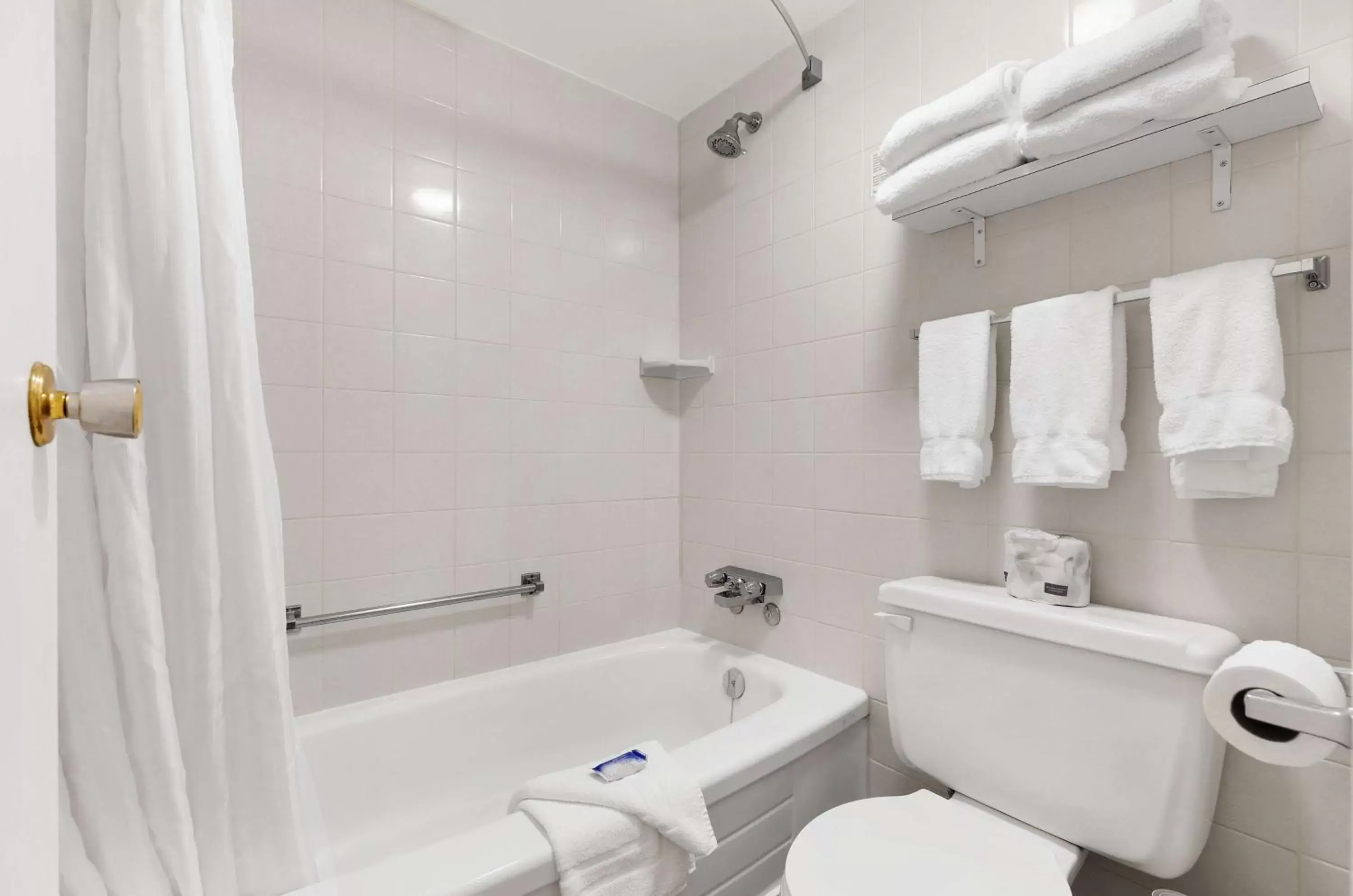 Bathroom in SureStay Hotel by Best Western Rossland Red Mountain
