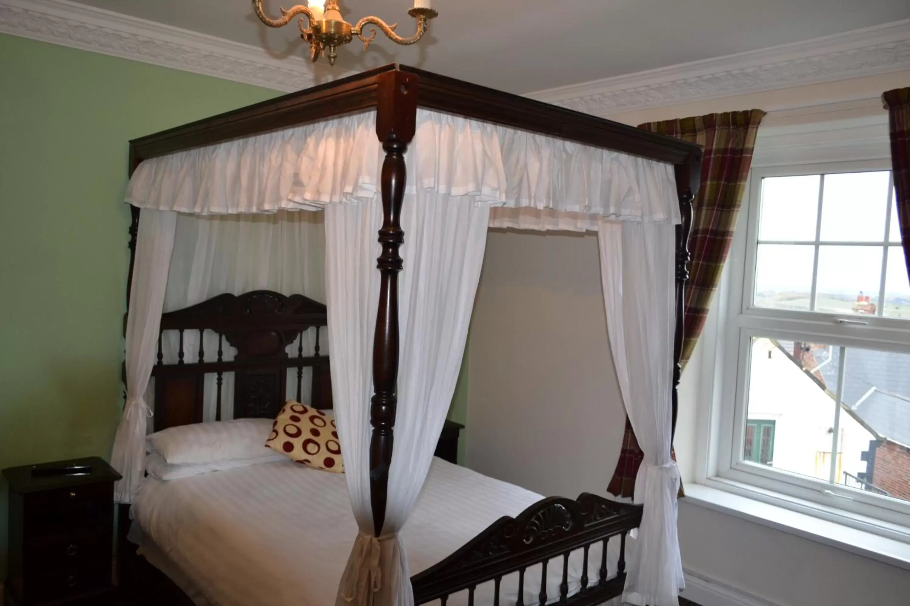 Bed in Oak Tree Inn