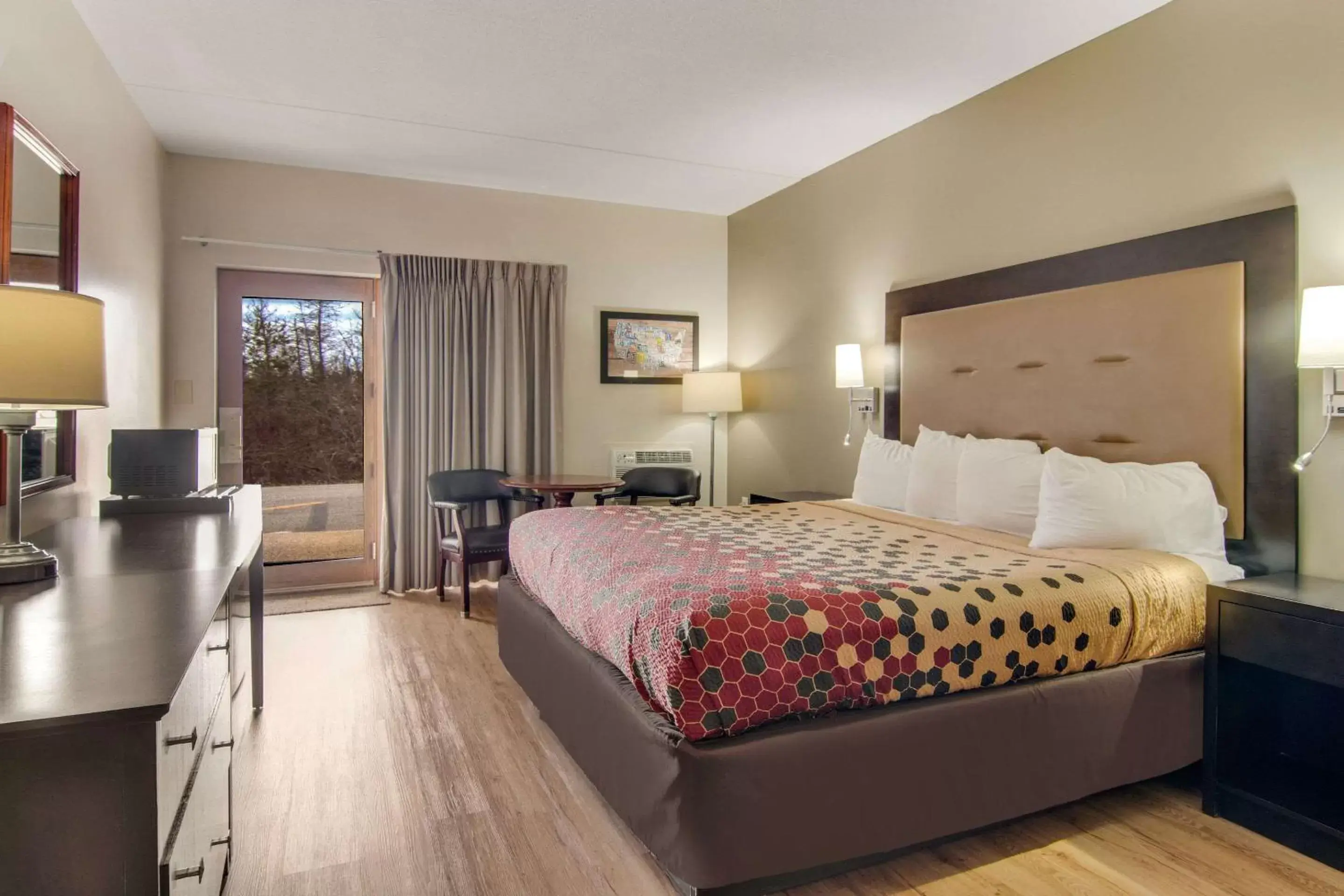 Standard King Room - Non-Smoking in Econo Lodge Cadillac by Choice Standard King Room - Non-Smoking in Econo Lodge Cadillac by Choice