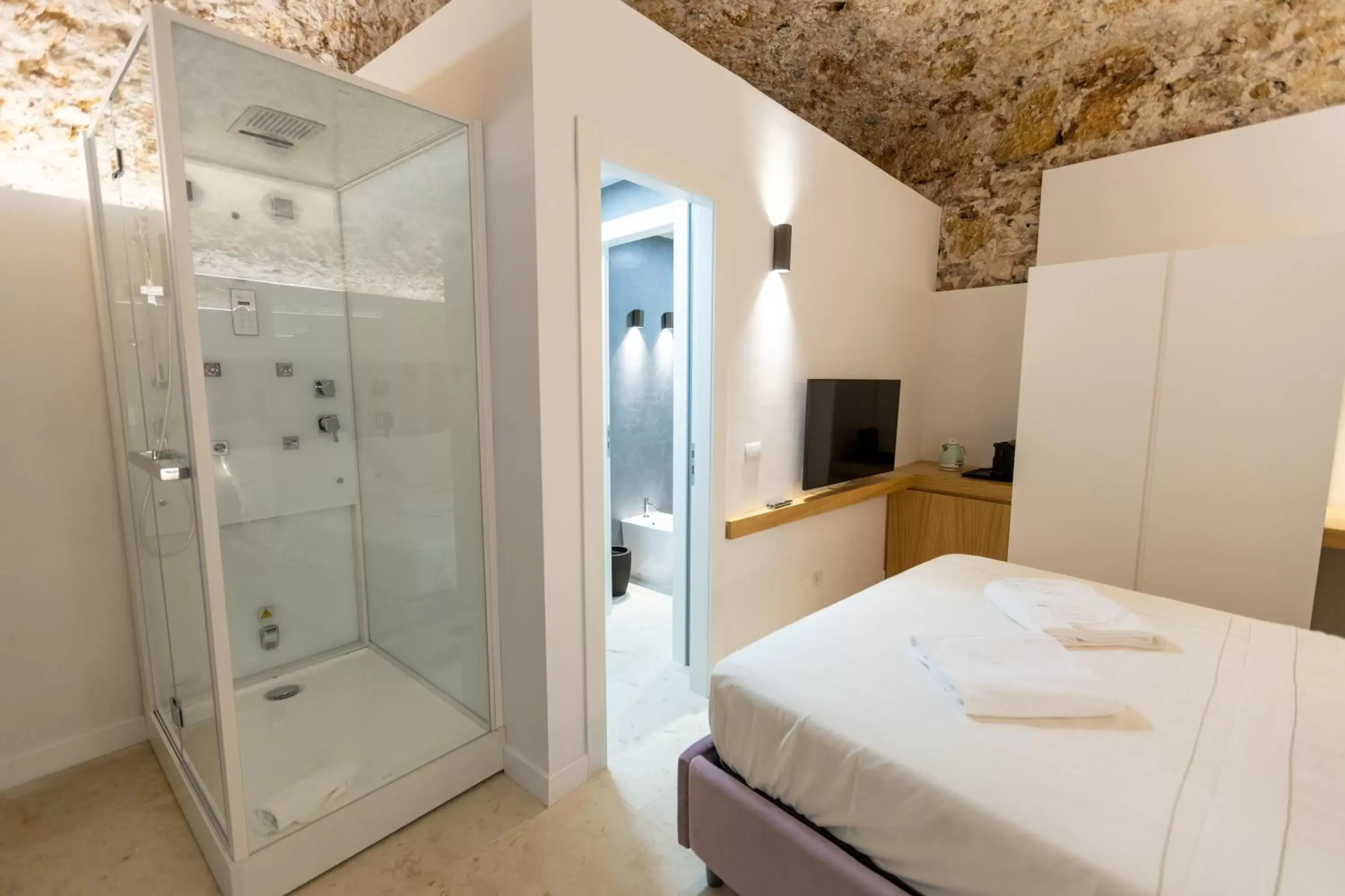 Steam room, Bathroom in Bastione Spasimo Boutique Hotel