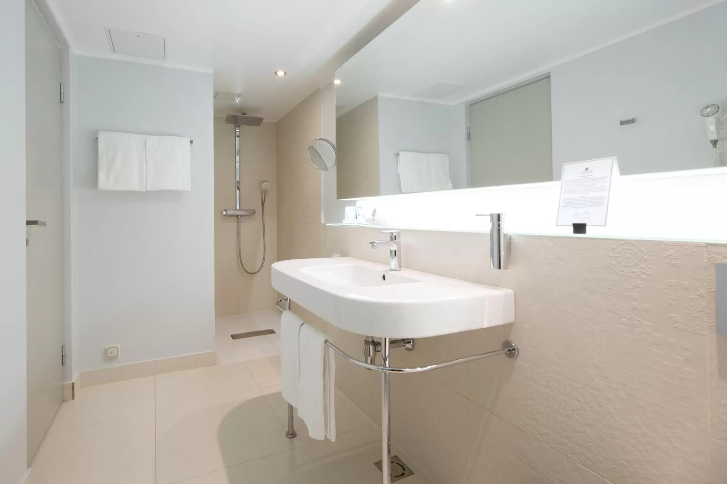Shower, Bathroom in Hotel L'Ermitage