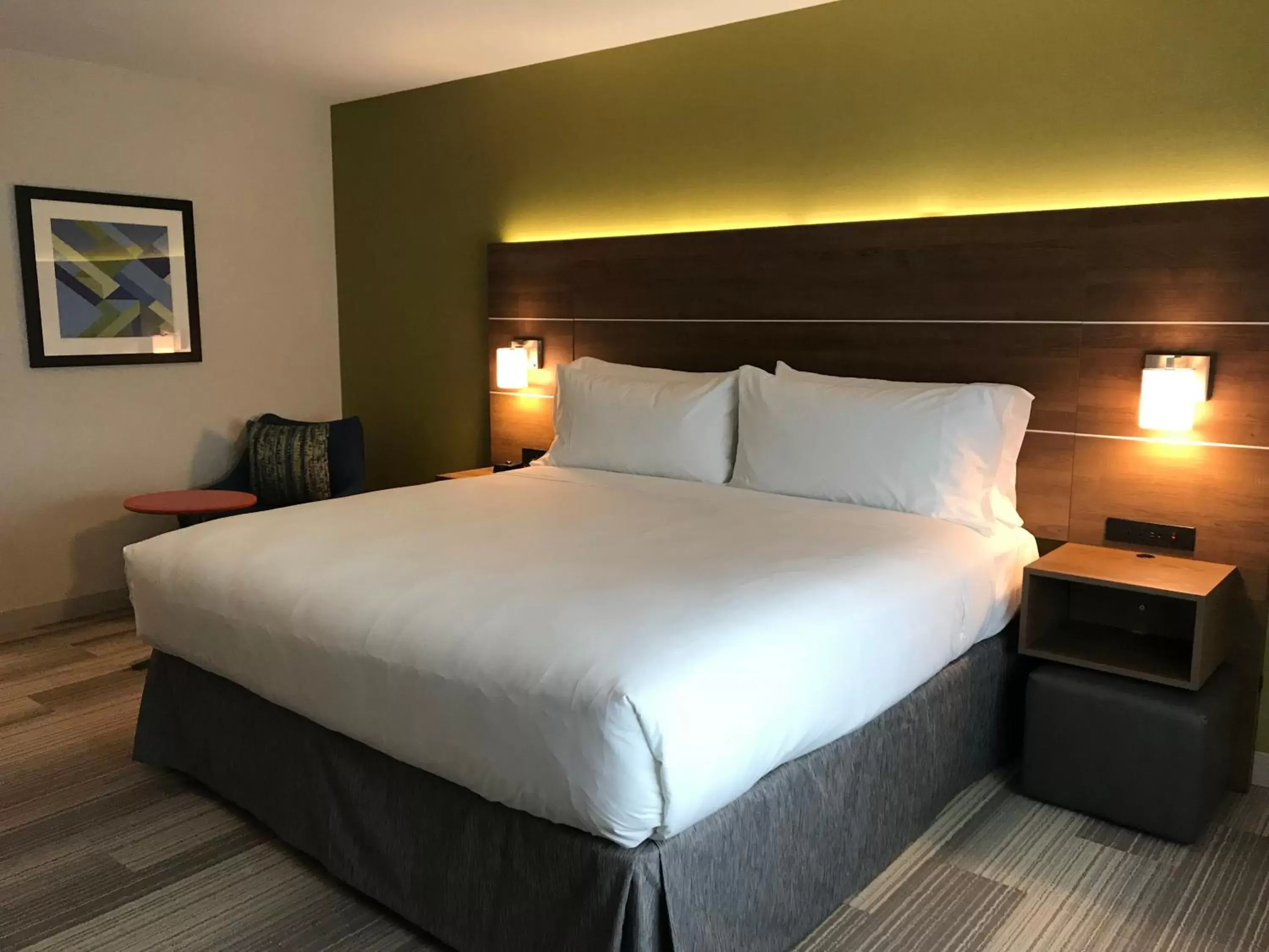 Photo of the whole room, Bed in Holiday Inn Express Hotel & Suites Pasadena-Colorado Boulevard, an IHG Hotel