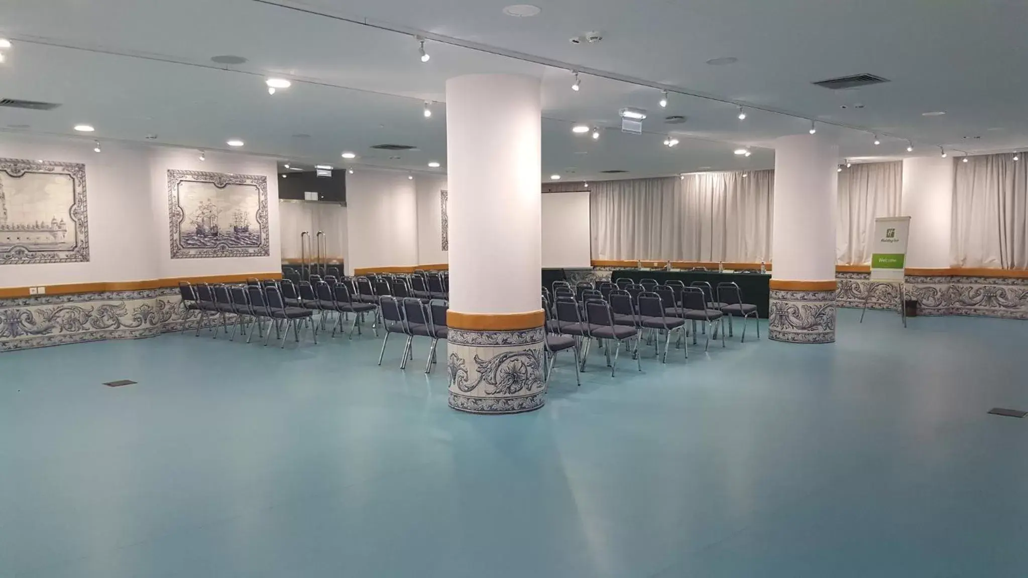 Meeting/conference room, Swimming Pool in Holiday Inn Lisbon-Continental, an IHG Hotel