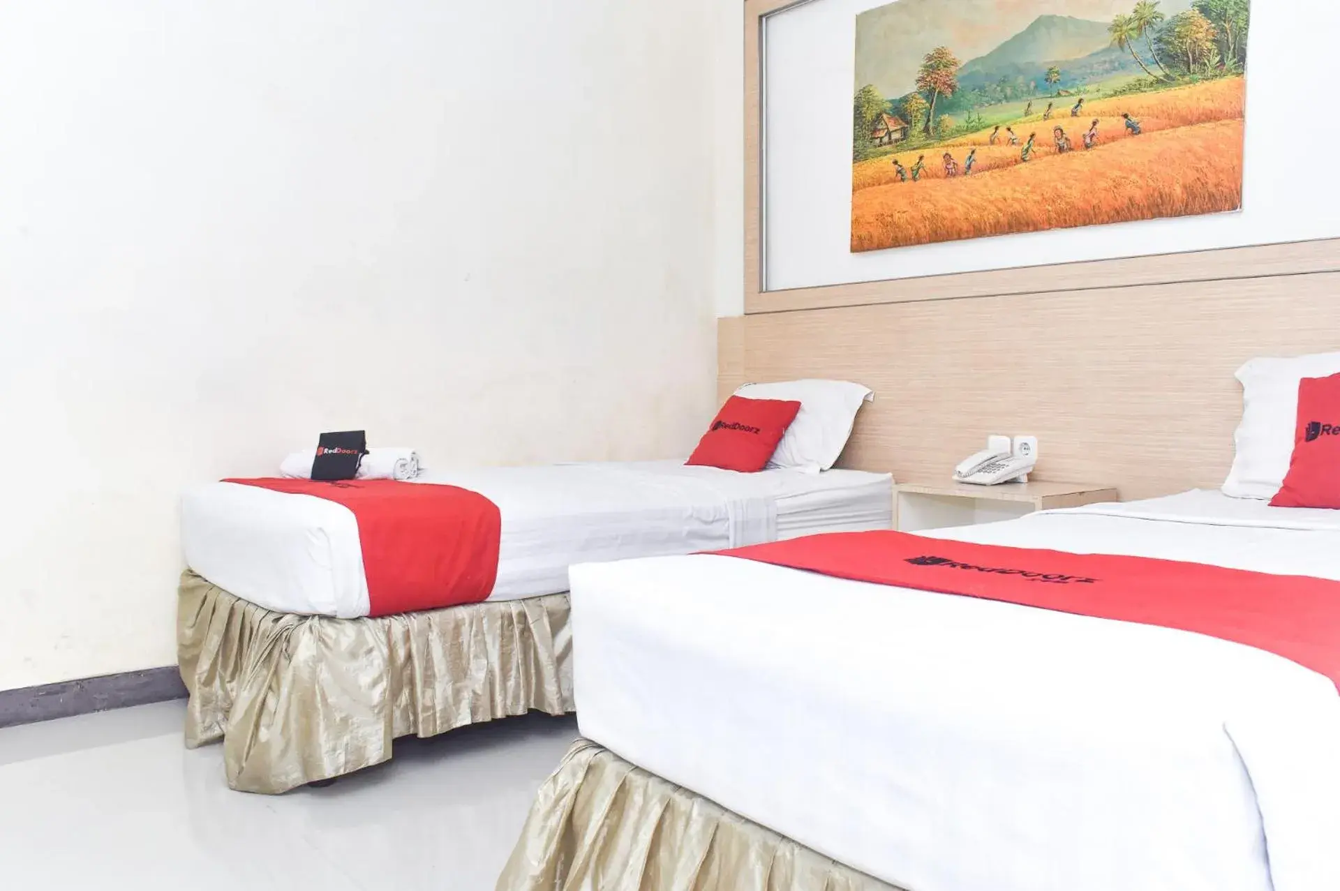 Bed in RedDoorz Plus near Sultan Hasanuddin Airport