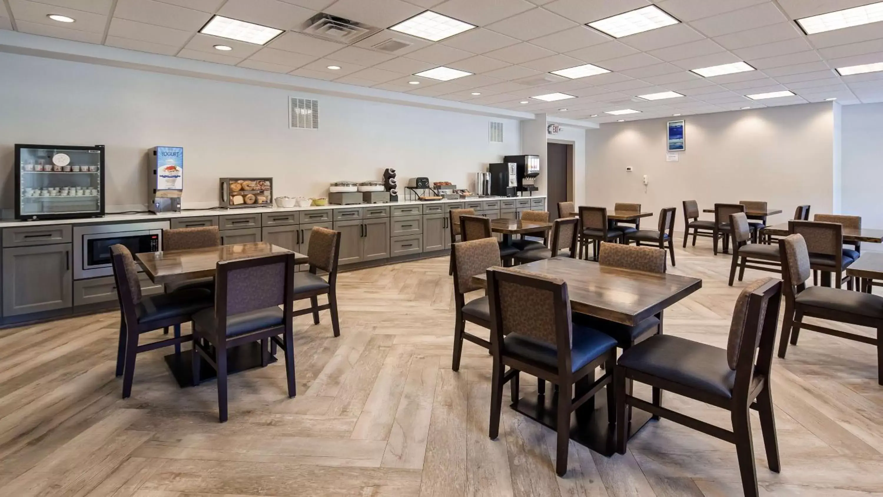 Restaurant/Places to Eat in The Hub Middletown Red Bank- Best Western Signature Collection