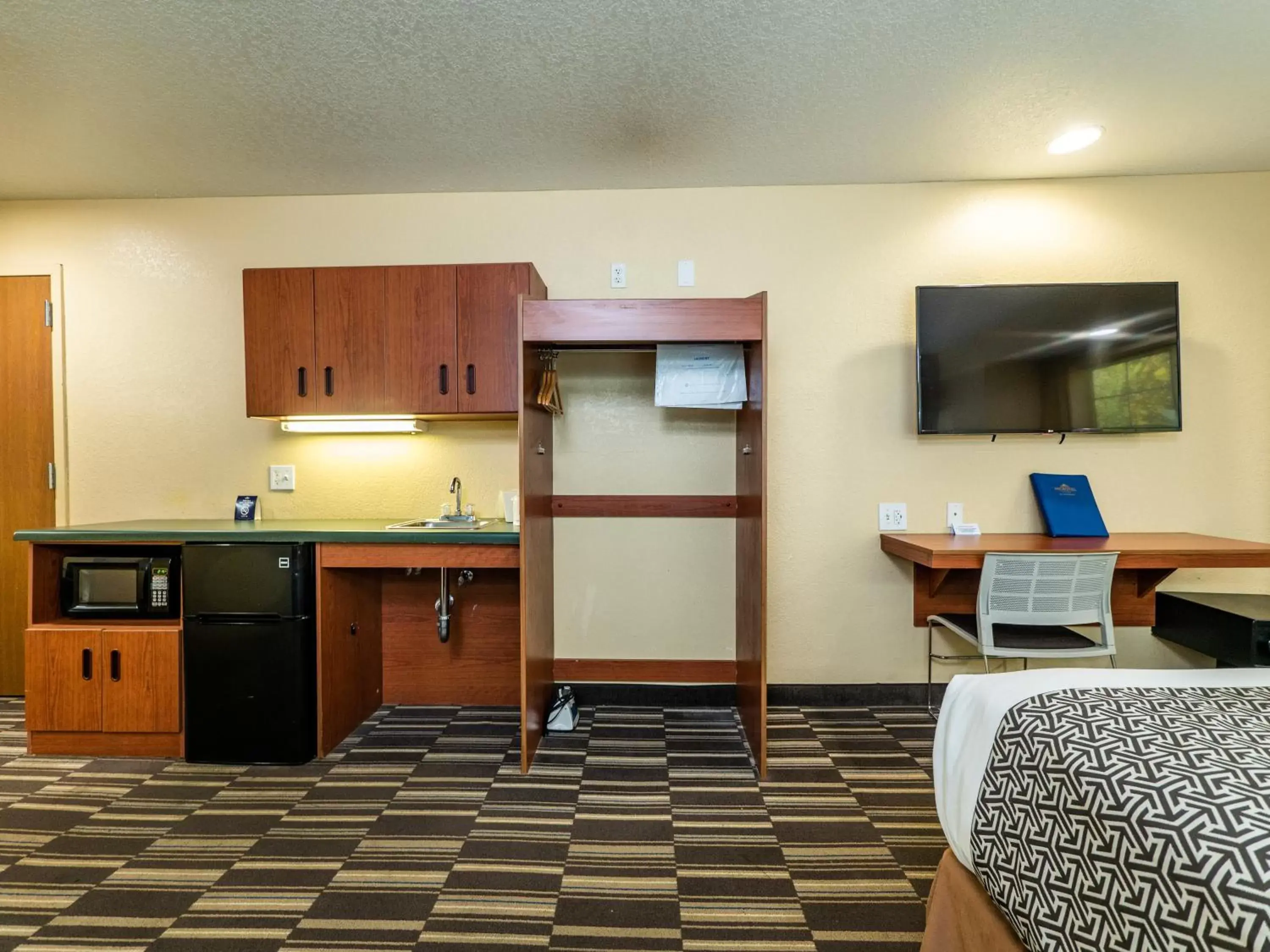 Bed, Kitchen/Kitchenette in Microtel Inn and Suites Ocala