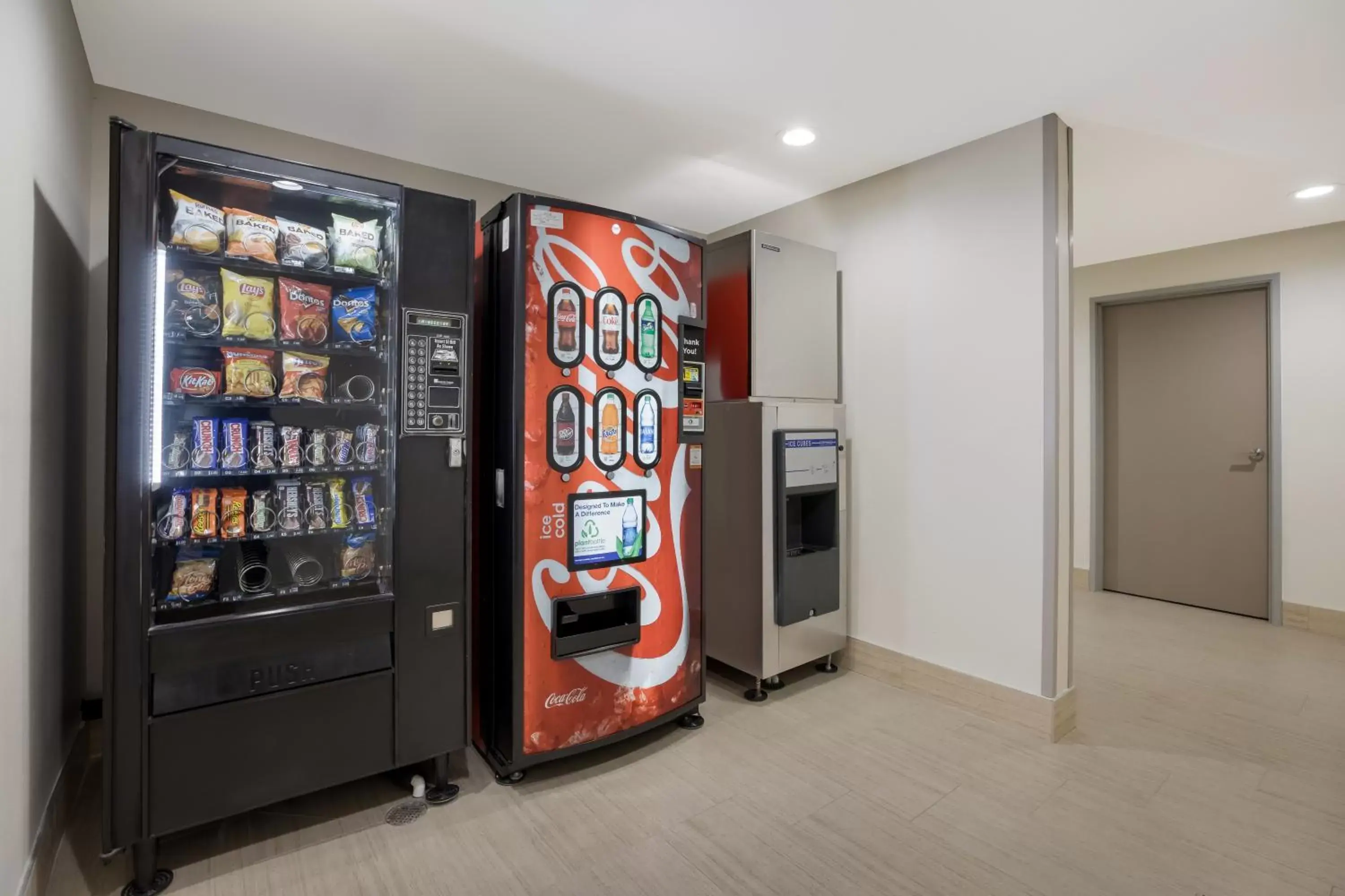 vending machine, Supermarket/Shops in Red Roof Inn Sulphur