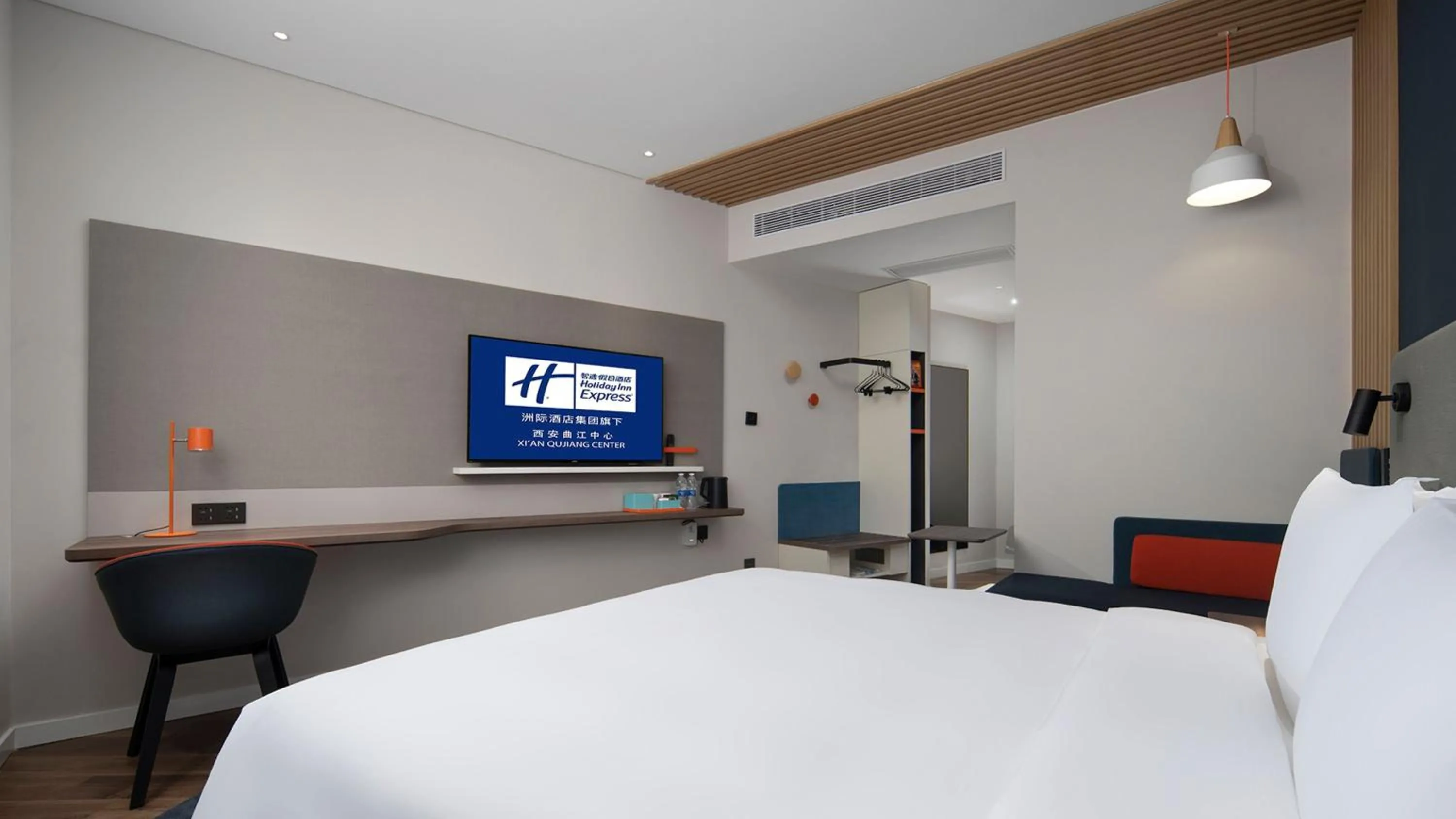 Photo of the whole room, Bed in Holiday Inn Express Xi'an Qujiang Center by IHG