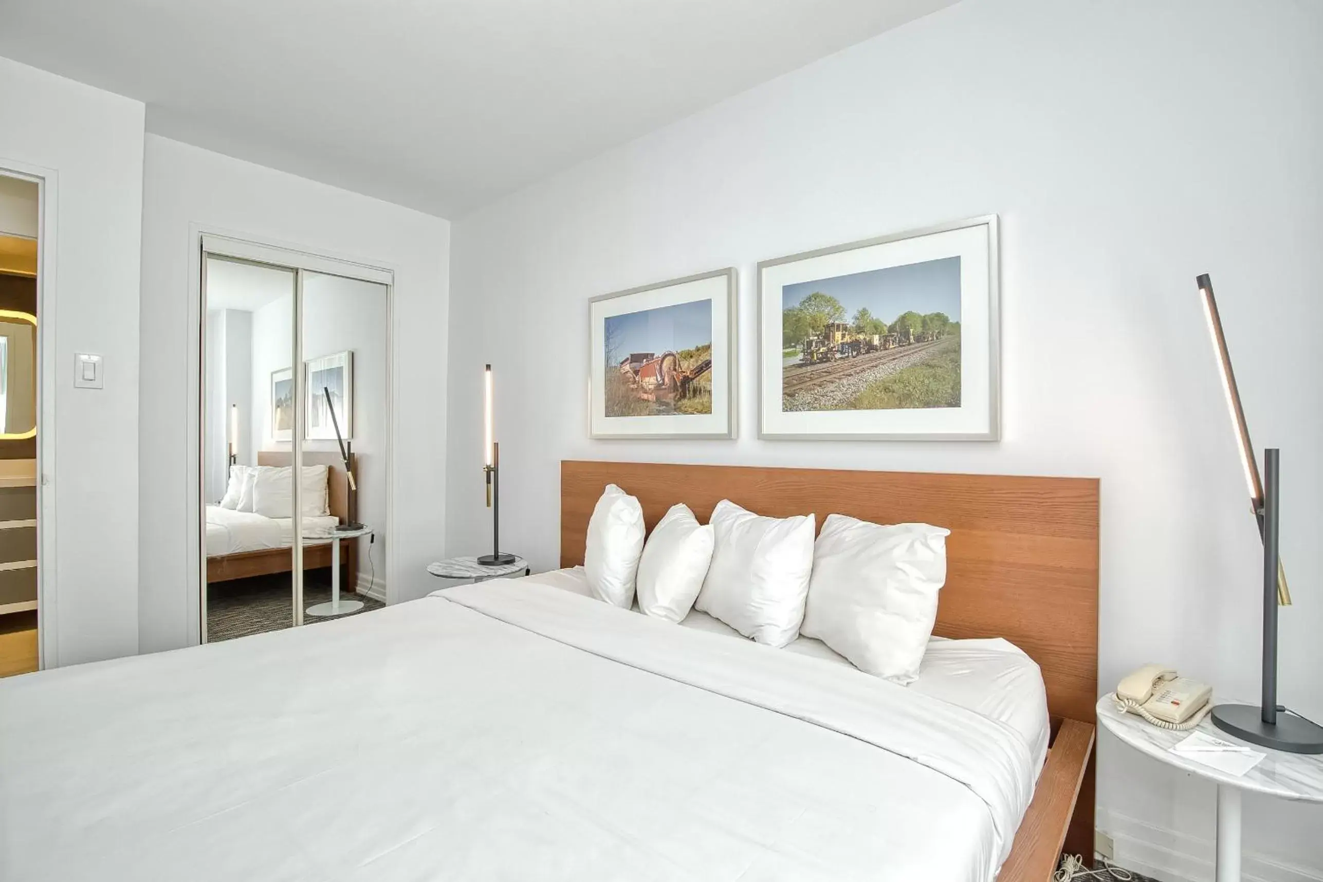 Bedroom, Bed in Town Inn Suites Hotel Bedroom, Bed in Town Inn Suites Hotel