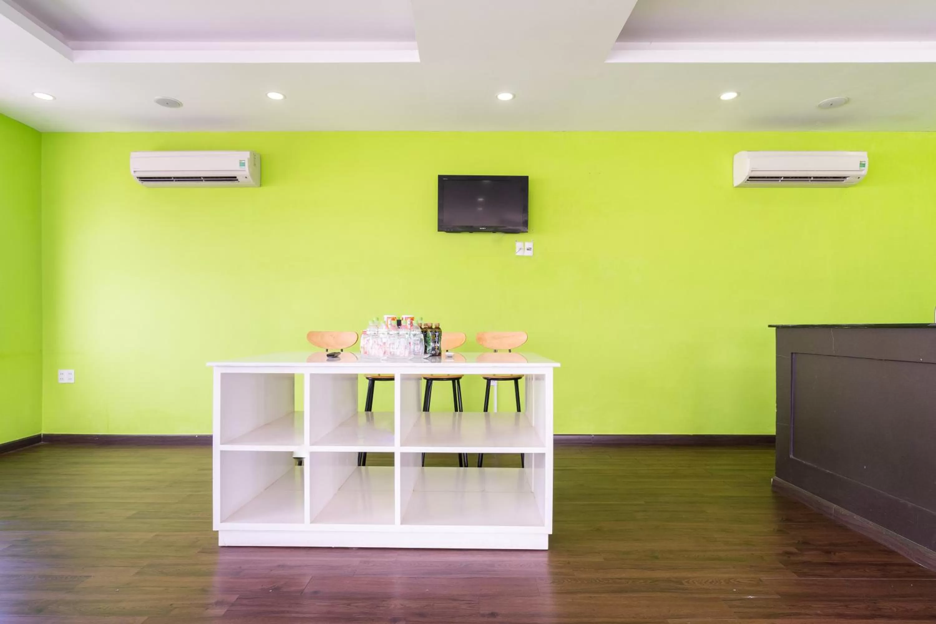 TV and multimedia in Central Hotel by Joi Hospitality