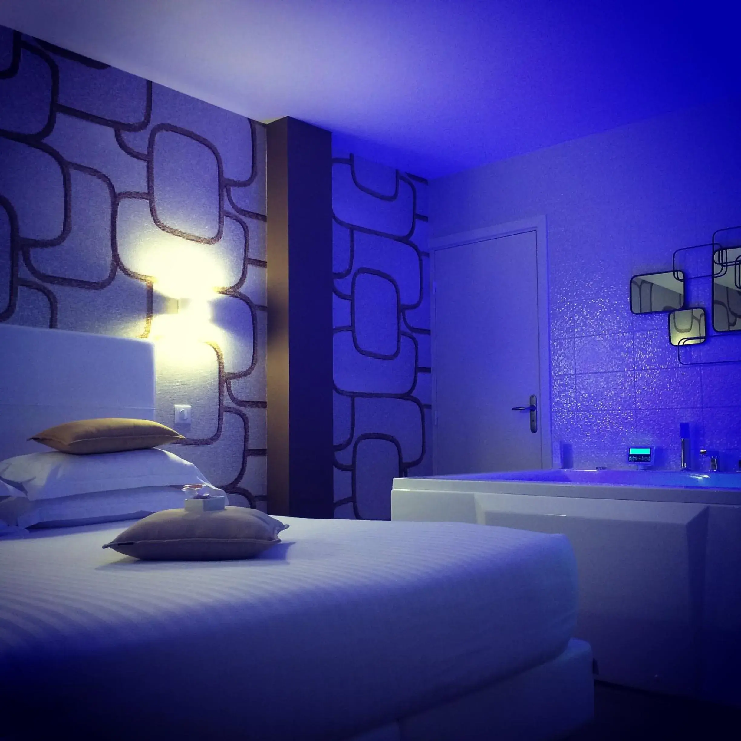 Hot Tub, Bed in Hotel Villa Rose Hot Tub, Bed in Hotel Villa Rose