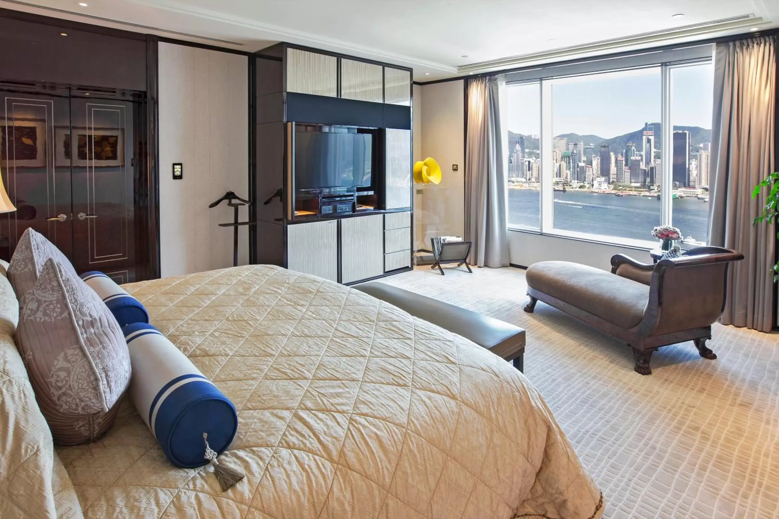 Bed in The Peninsula Hong Kong