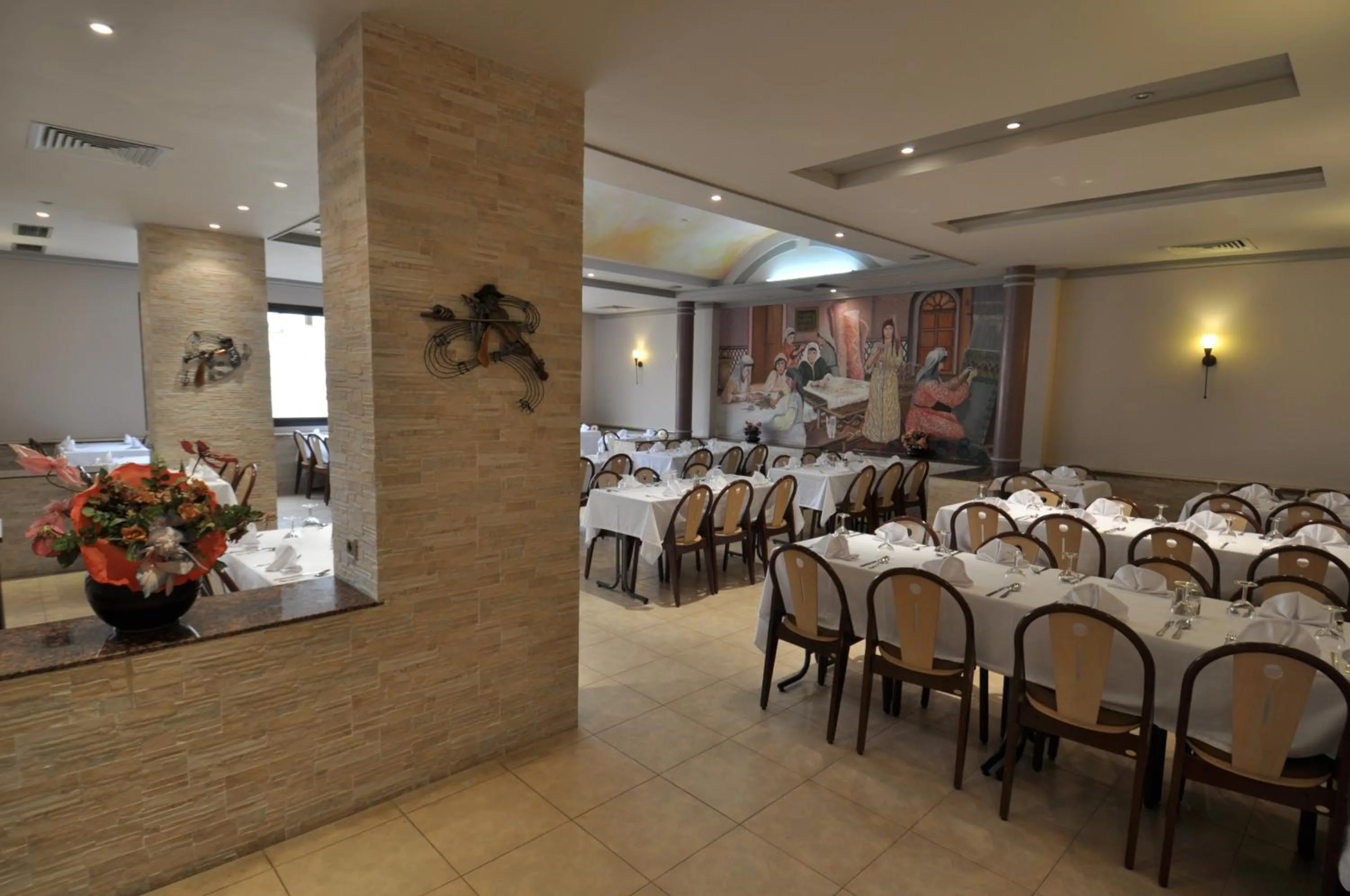 Restaurant/places to eat in Hôtel Wassim