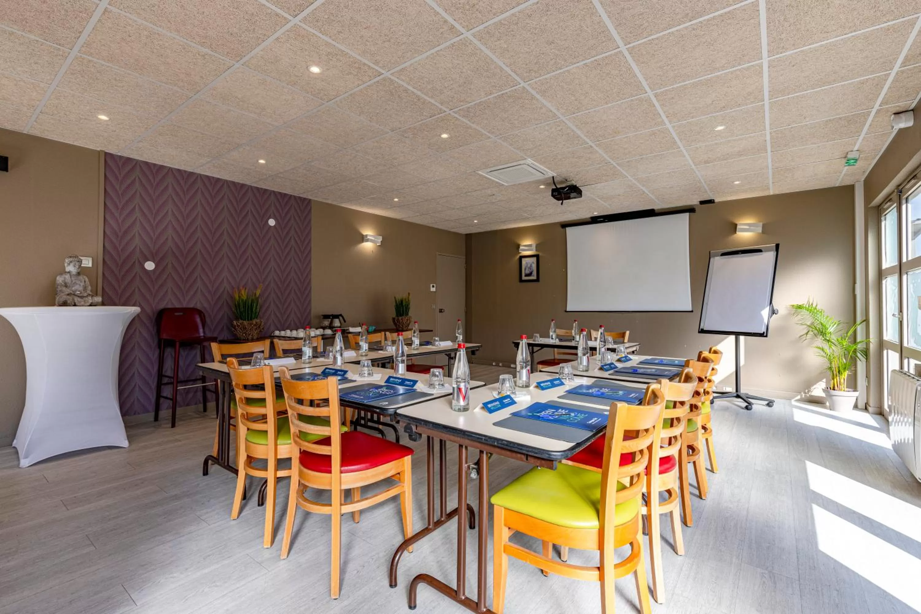 Seating area in Campanile Dijon Nord - Toison D'or