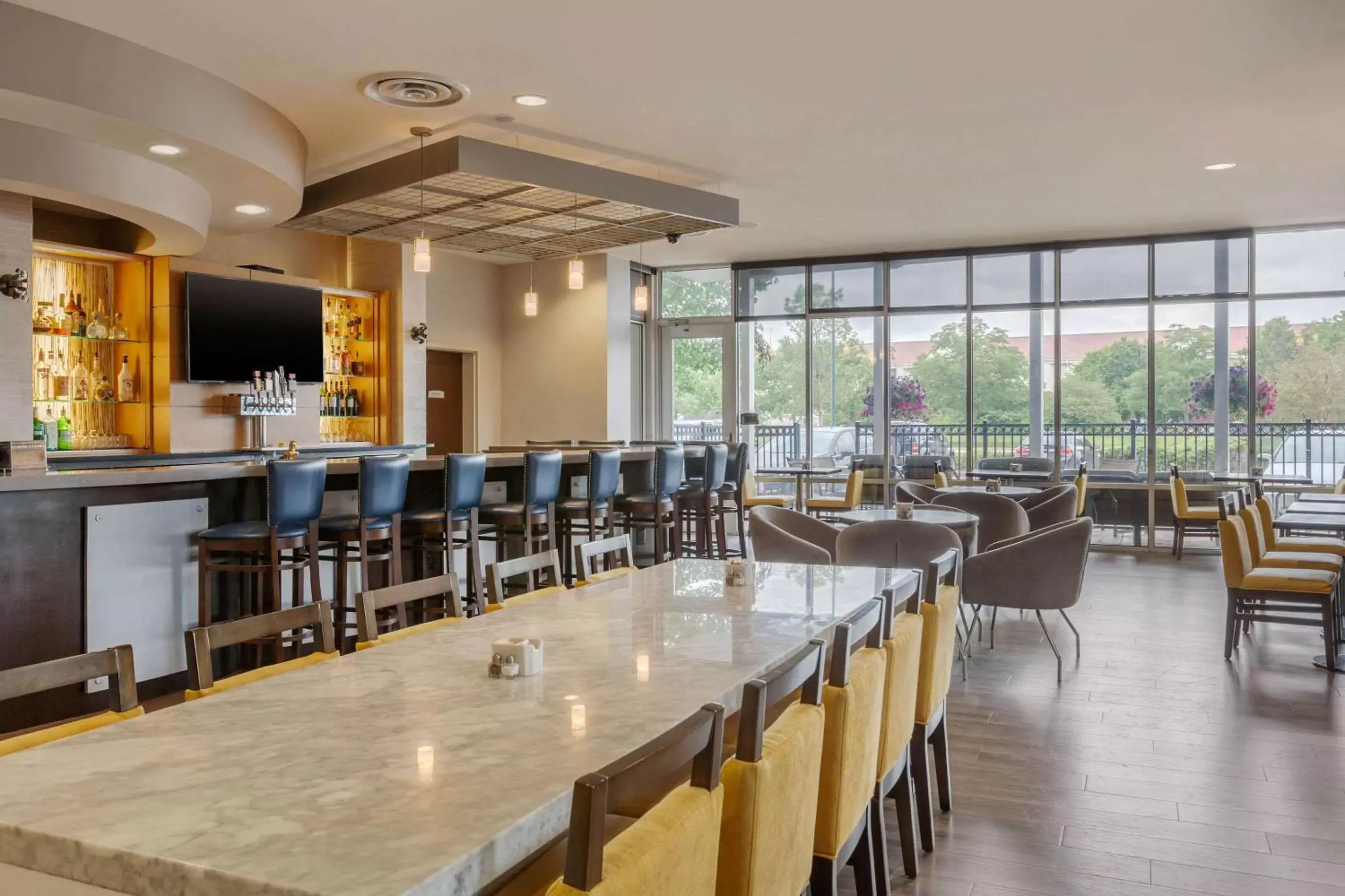 Restaurant/Places to Eat in Cambria Hotel Denver International Airport