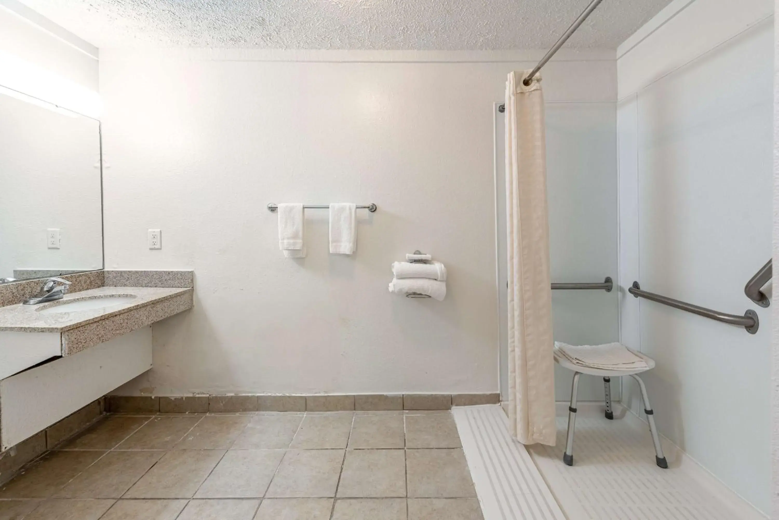 Lobby or reception, Bathroom in Motel 6-Mansfield, OH