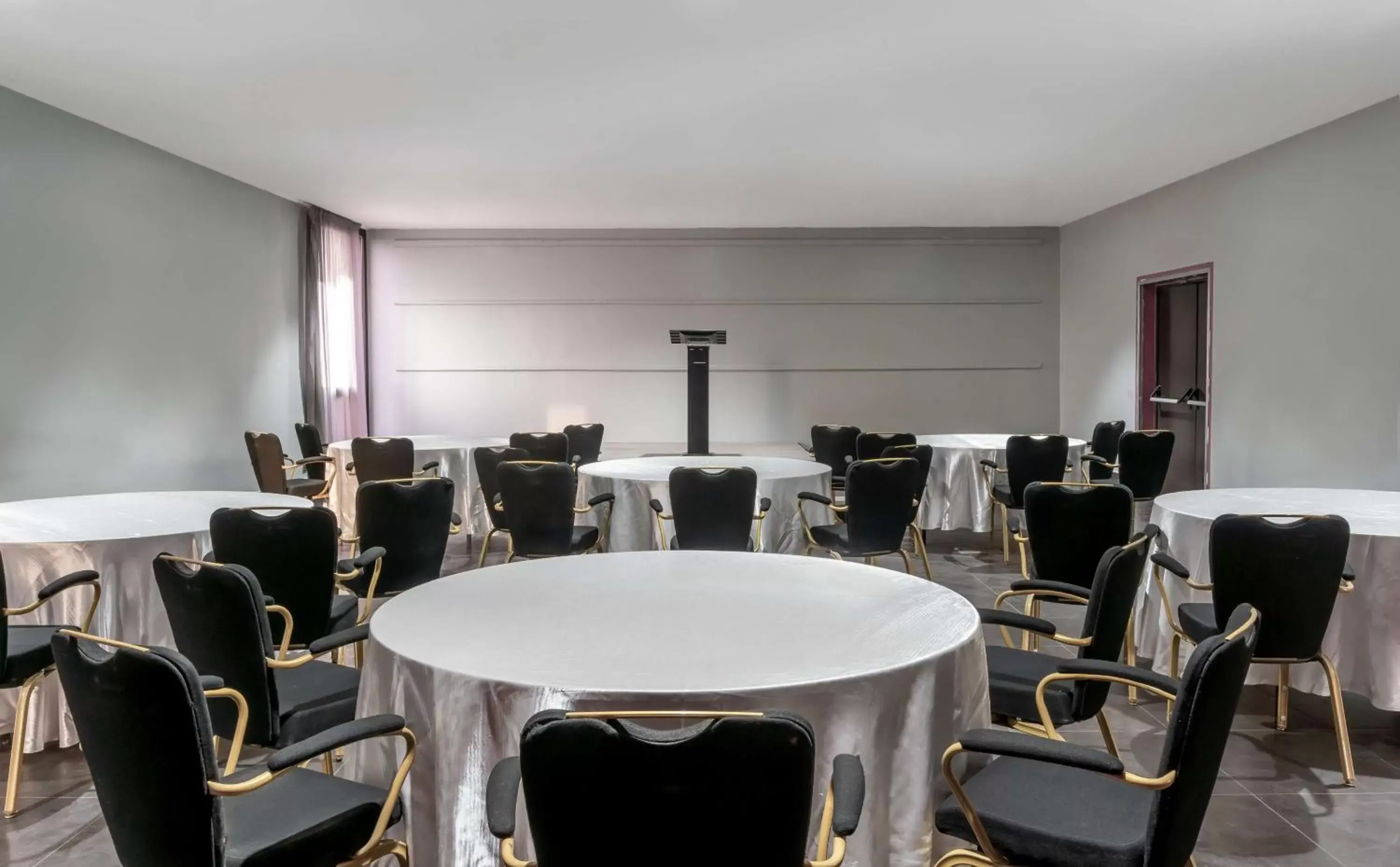 Meeting/conference room, Restaurant/Places to Eat in Radisson Blu Hotel N'Djamena