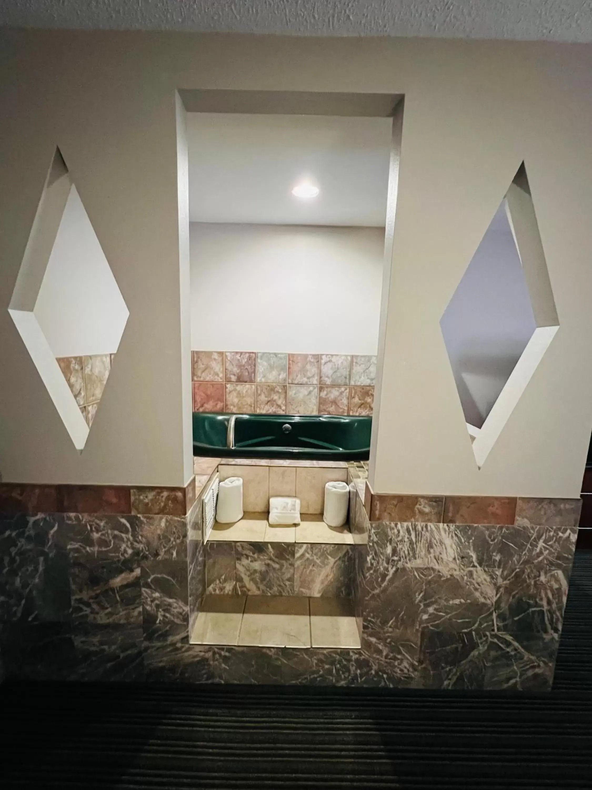 King Suite with Whirlpool - Non-Smoking in Country Inn & Suites by Radisson, Battle Creek, MI King Suite with Whirlpool - Non-Smoking in Country Inn & Suites by Radisson, Battle Creek, MI