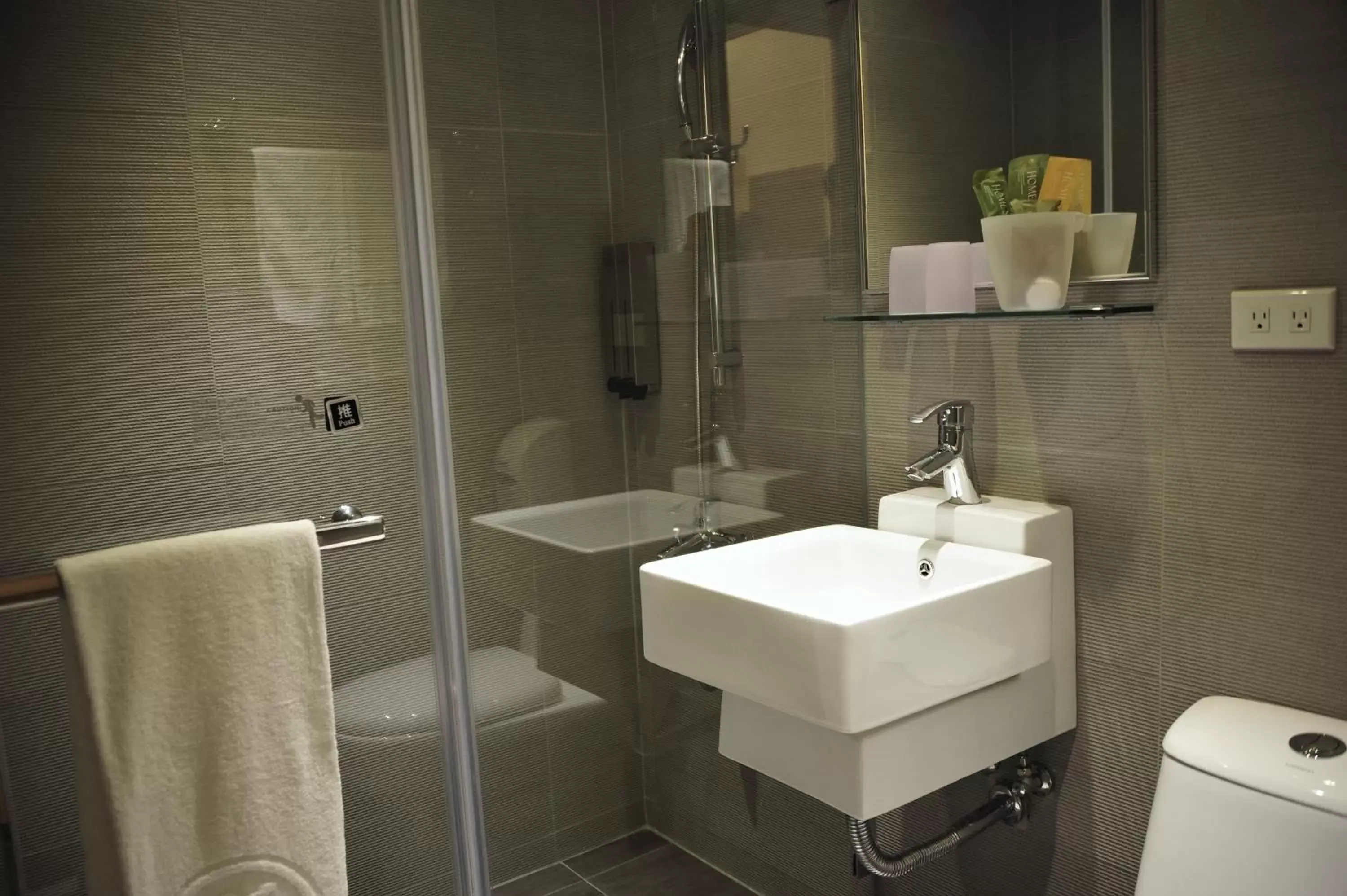 Shower, Bathroom in The Riverside Hotel International