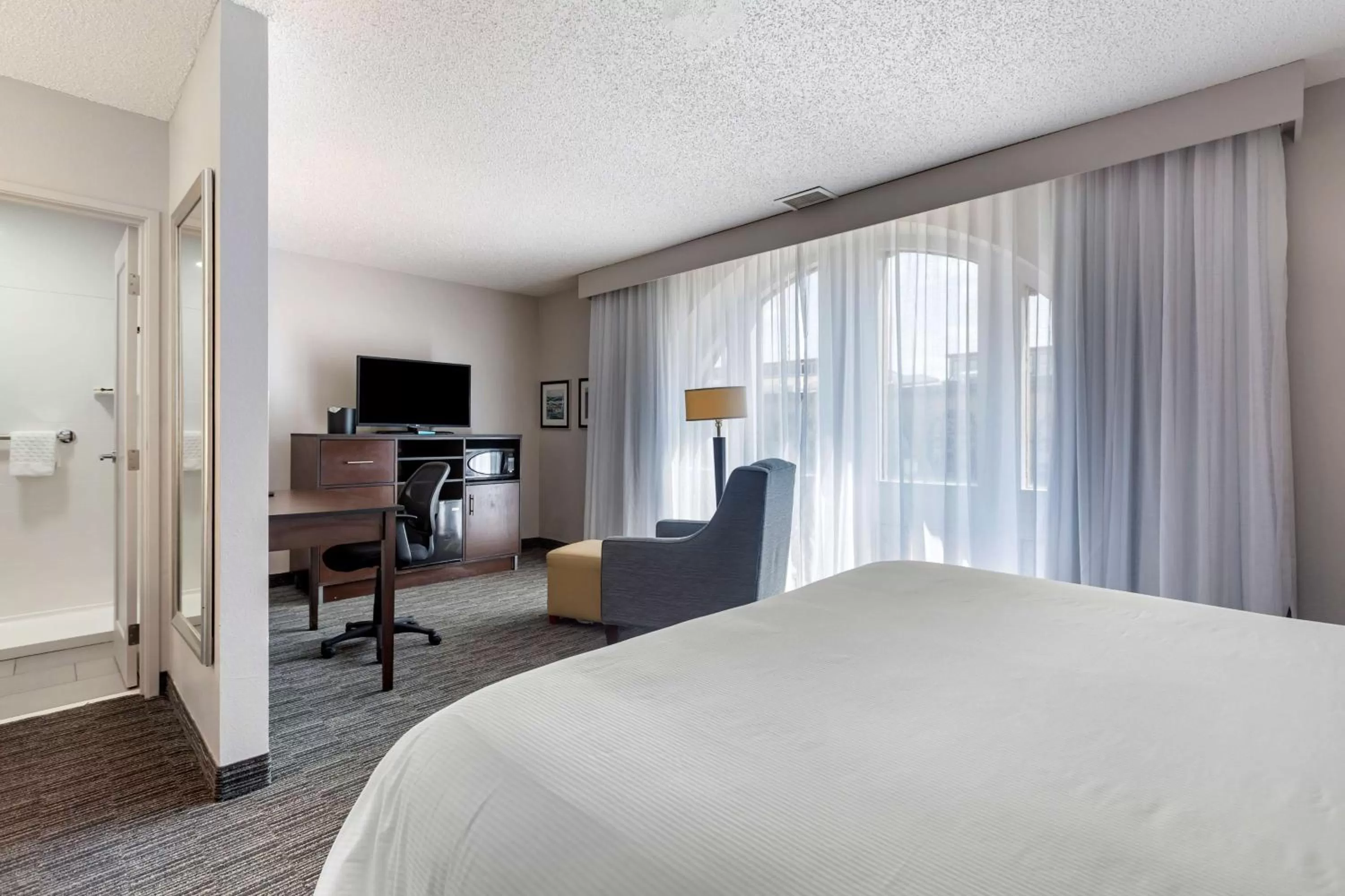 Bedroom in Best Western Plus Como Park Hotel