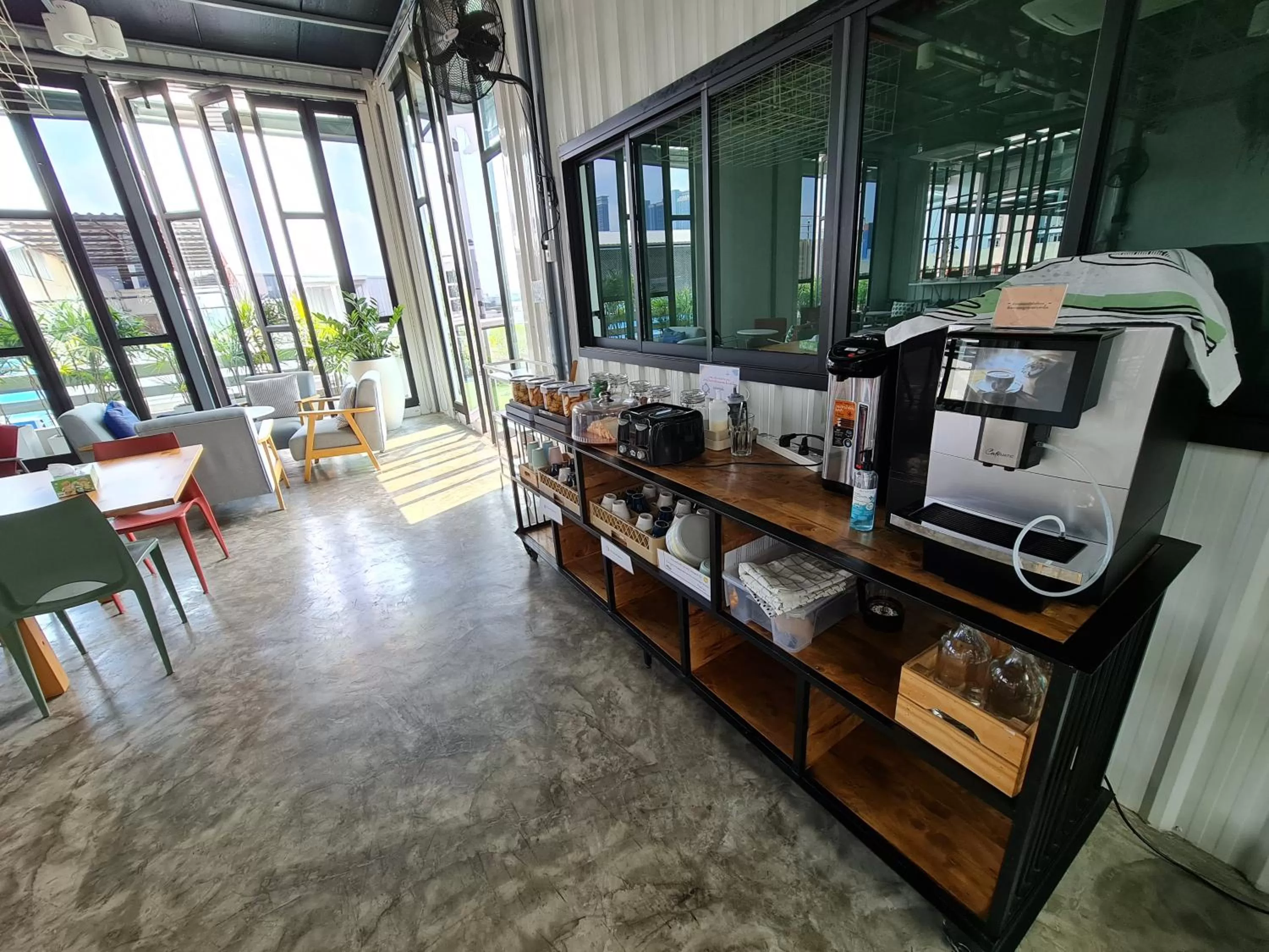 Restaurant/places to eat in Fine Bed Hotel