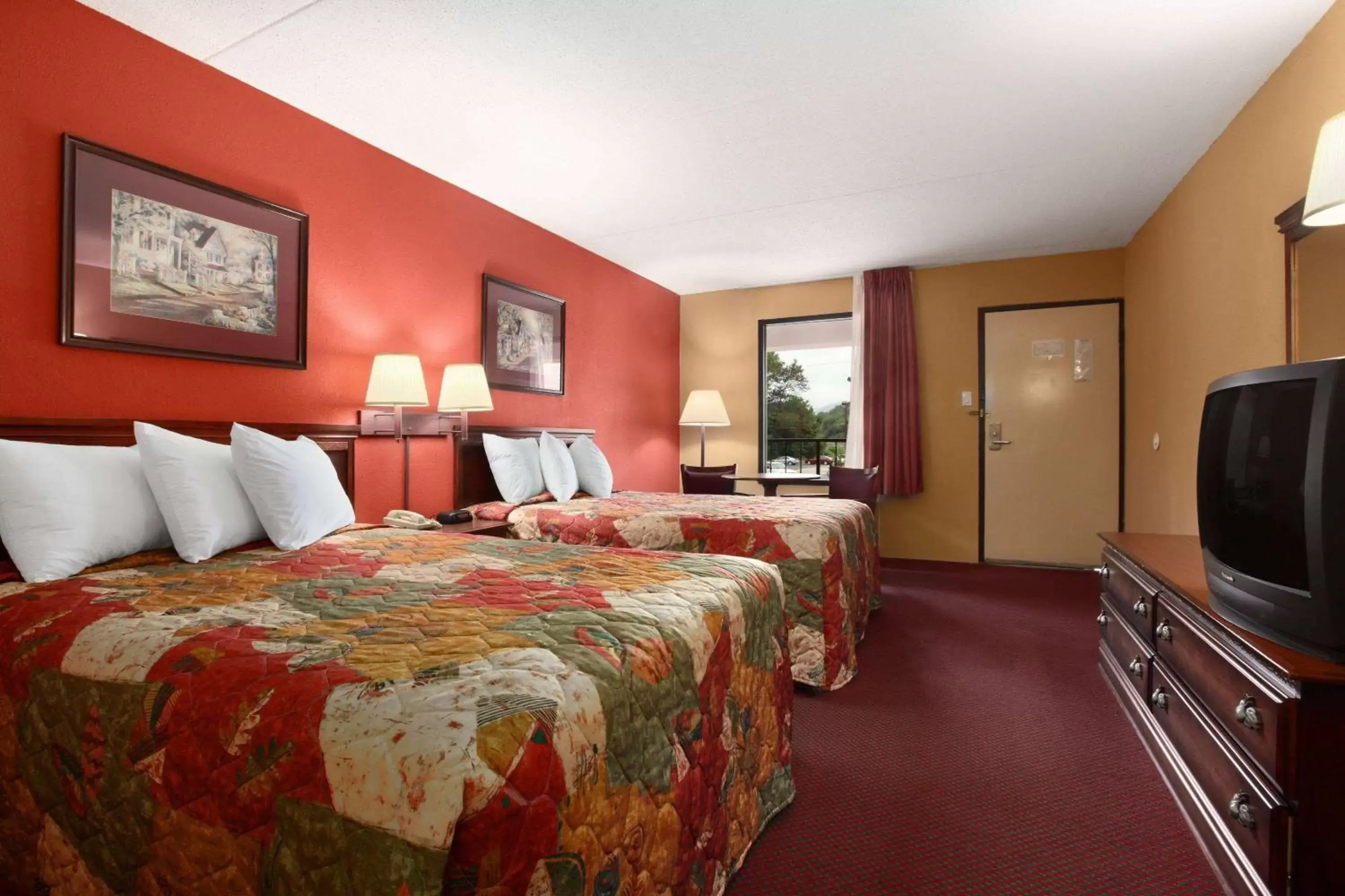 Photo of the whole room, Bed in Days Inn by Wyndham Harriman