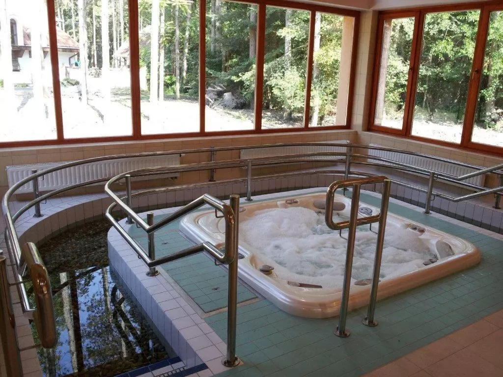 Hot Tub in Fenyves Wellness Hotel Békéscsaba