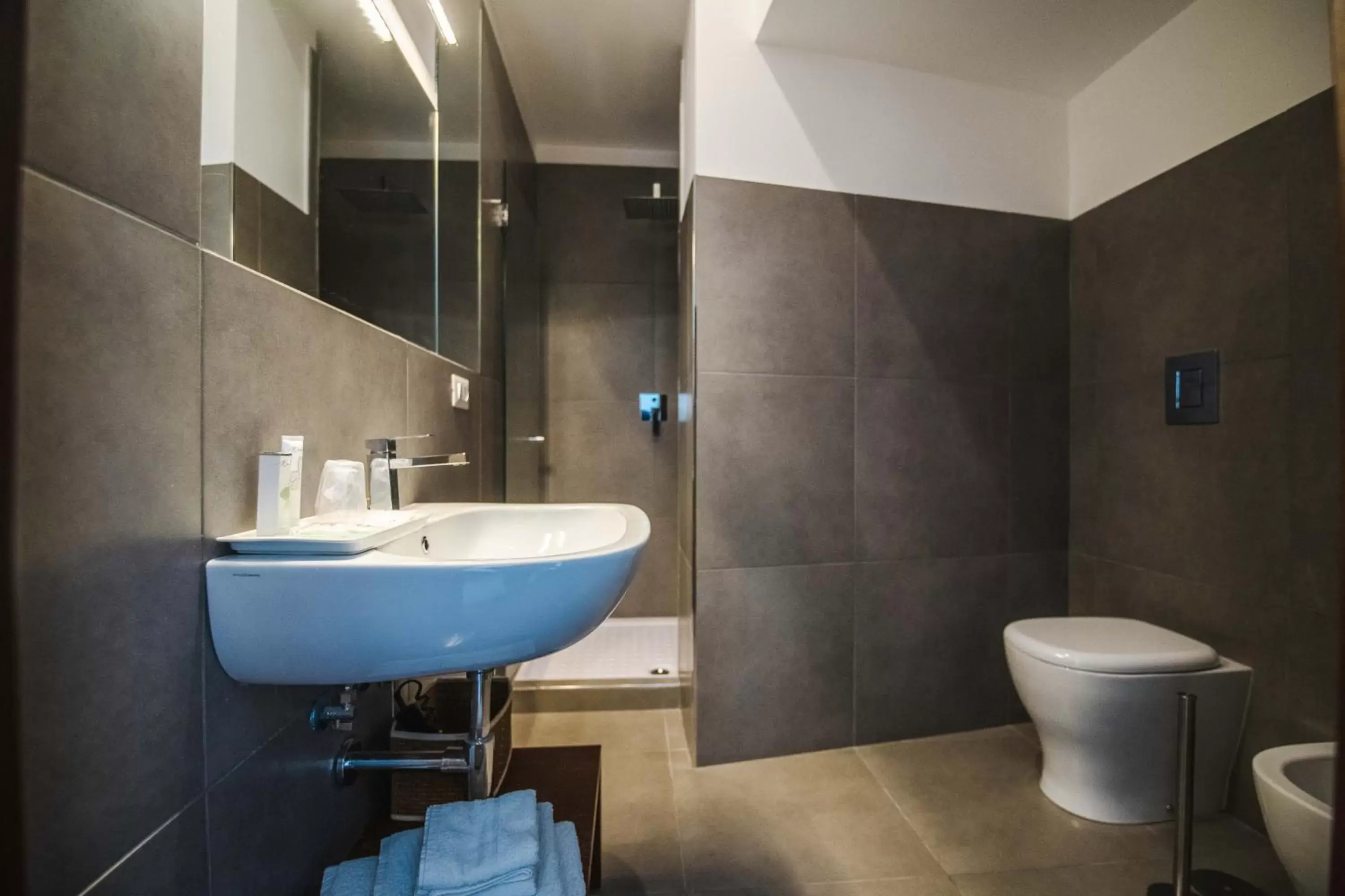 Shower, Bathroom in Arco Dei Pinto