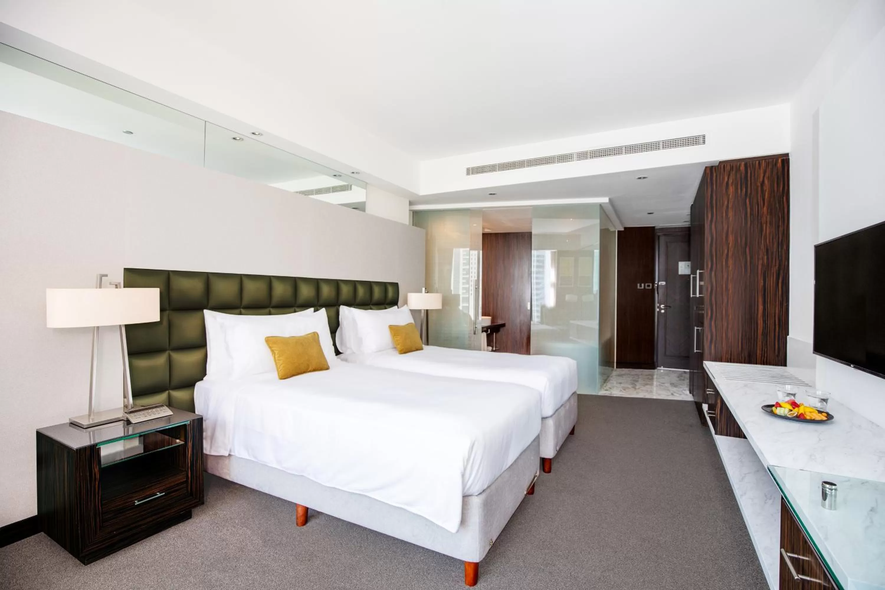Photo of the whole room, Bed in voco - Bonnington Dubai by IHG