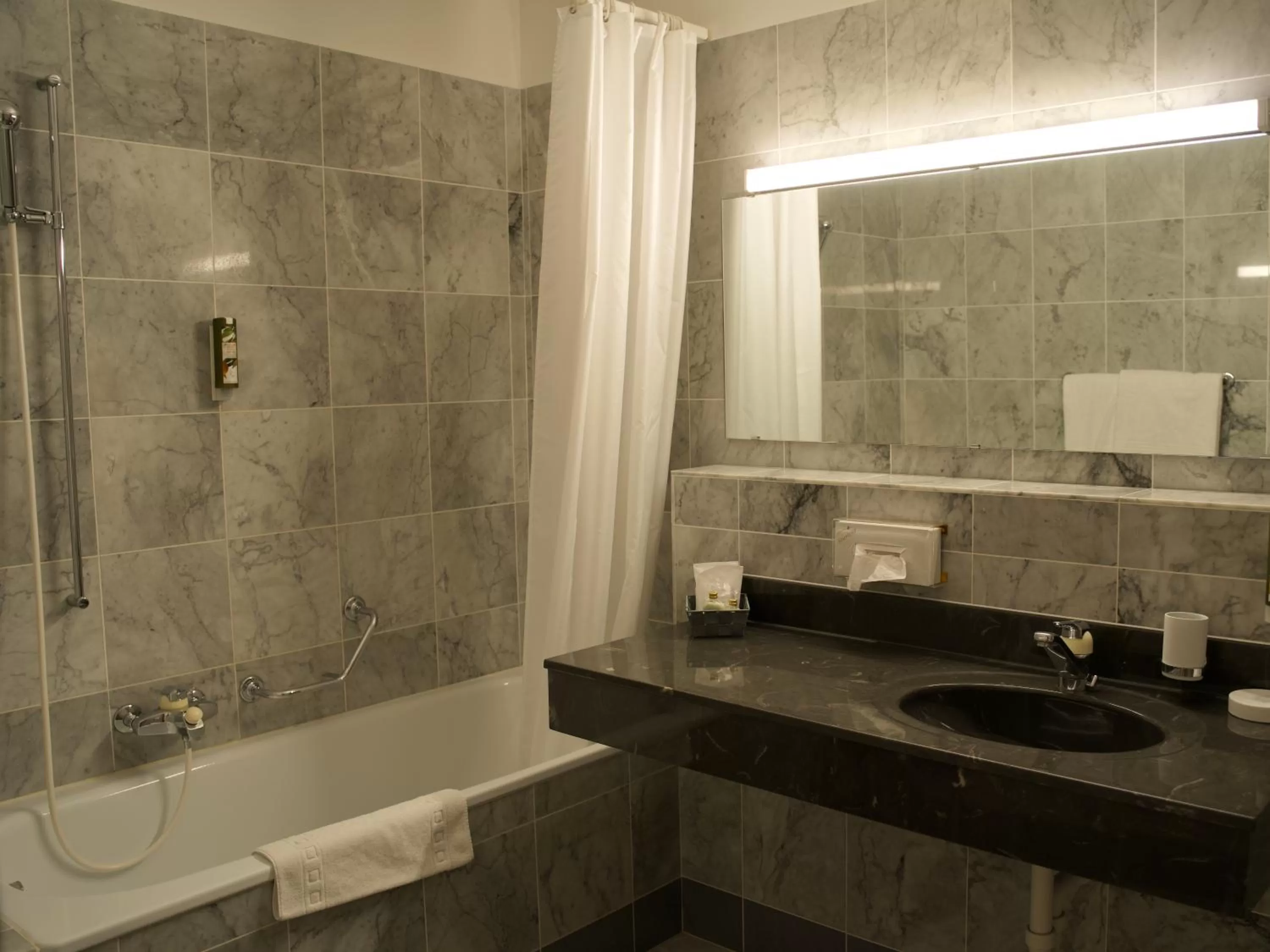 Bathroom in Hôtel des Vignes